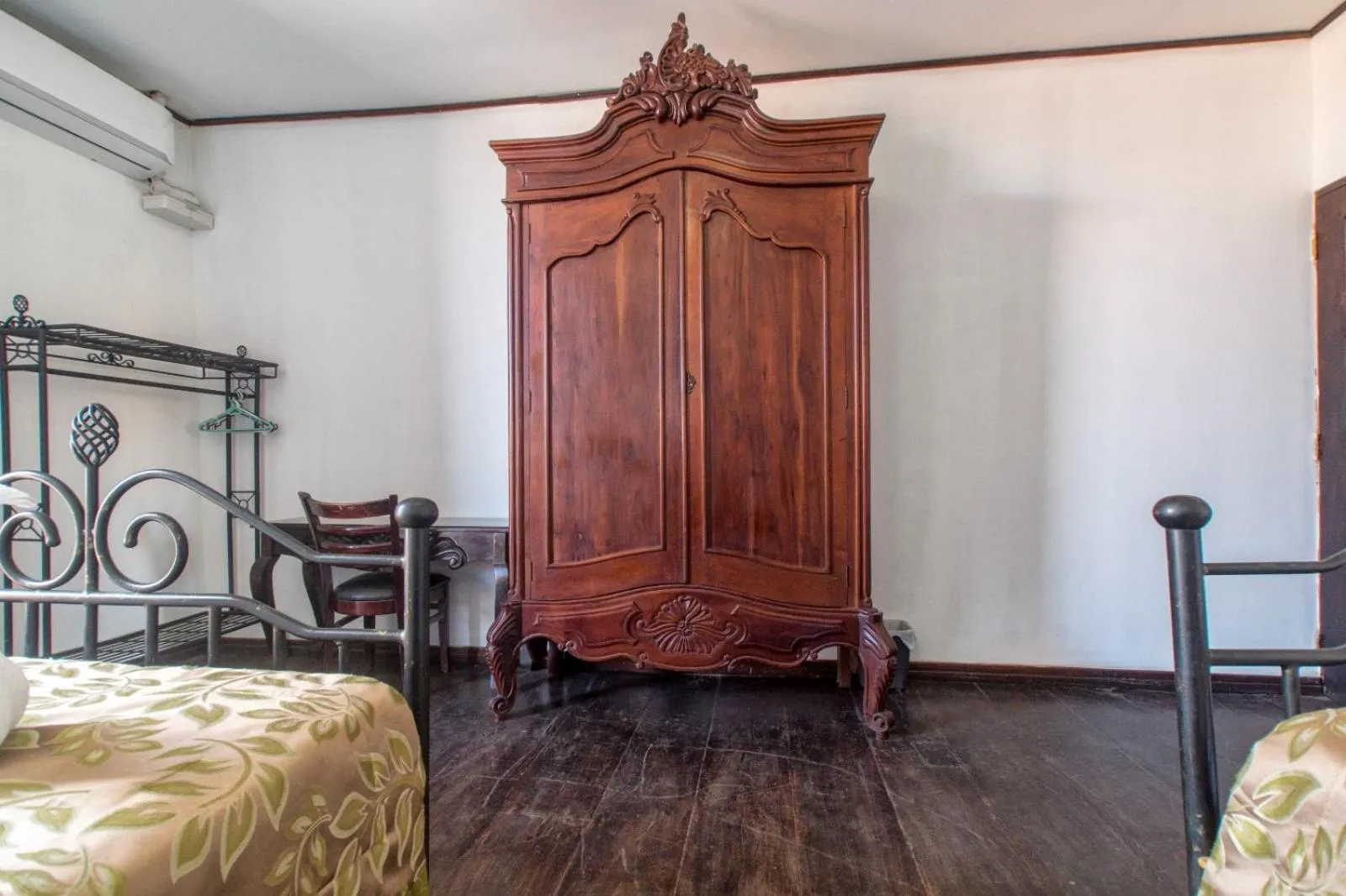 wardrobe in Hotel Los Balcones Leon