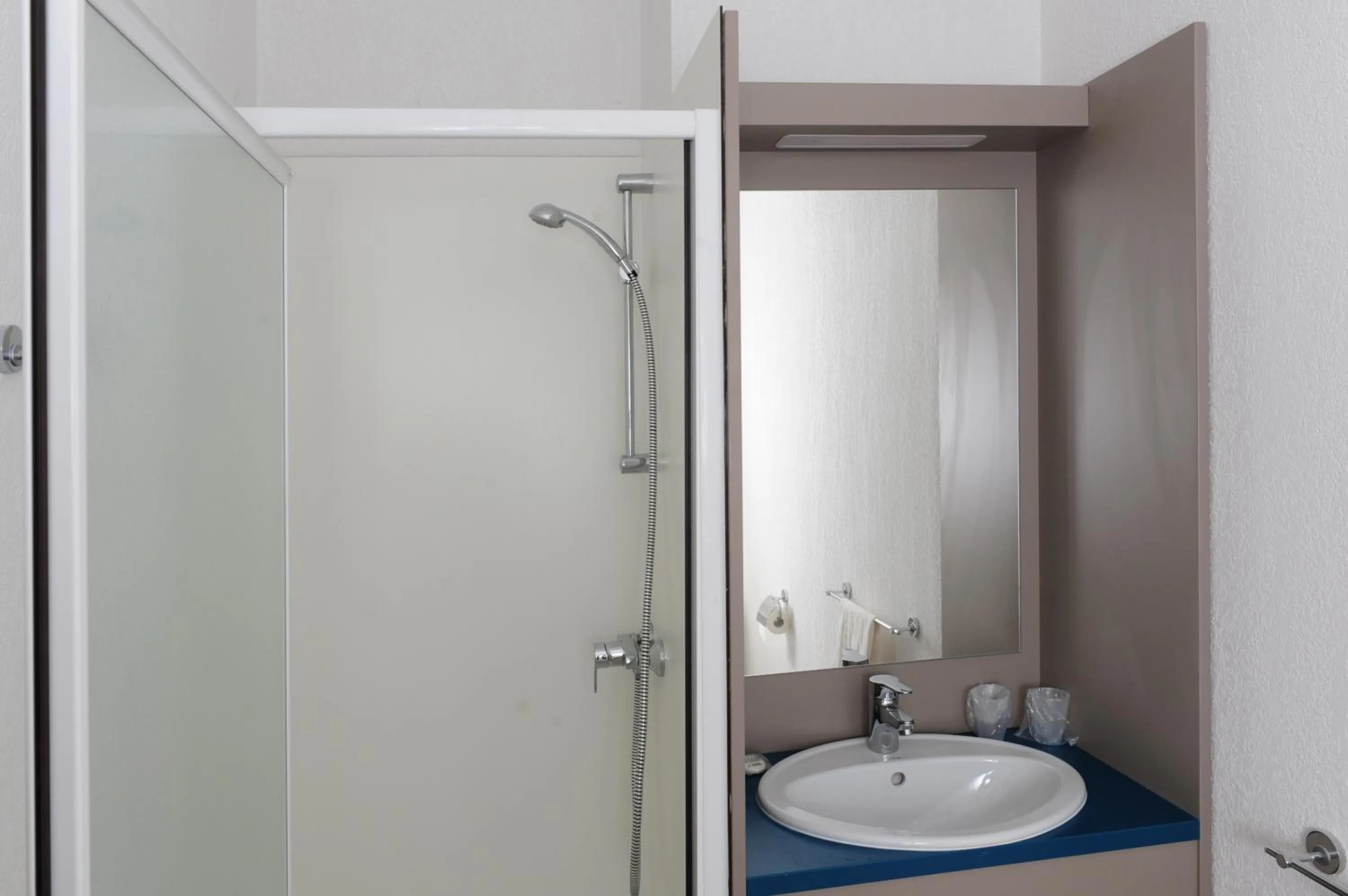 Shower in Apparteo Marseille