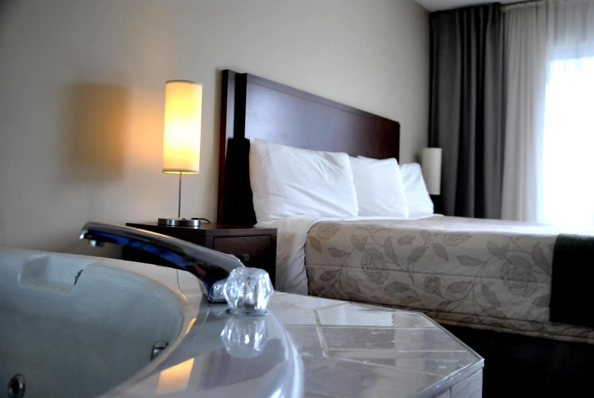 Photo of the whole room, Bed in Excelsior Hôtel Spa Sainte-Adèle