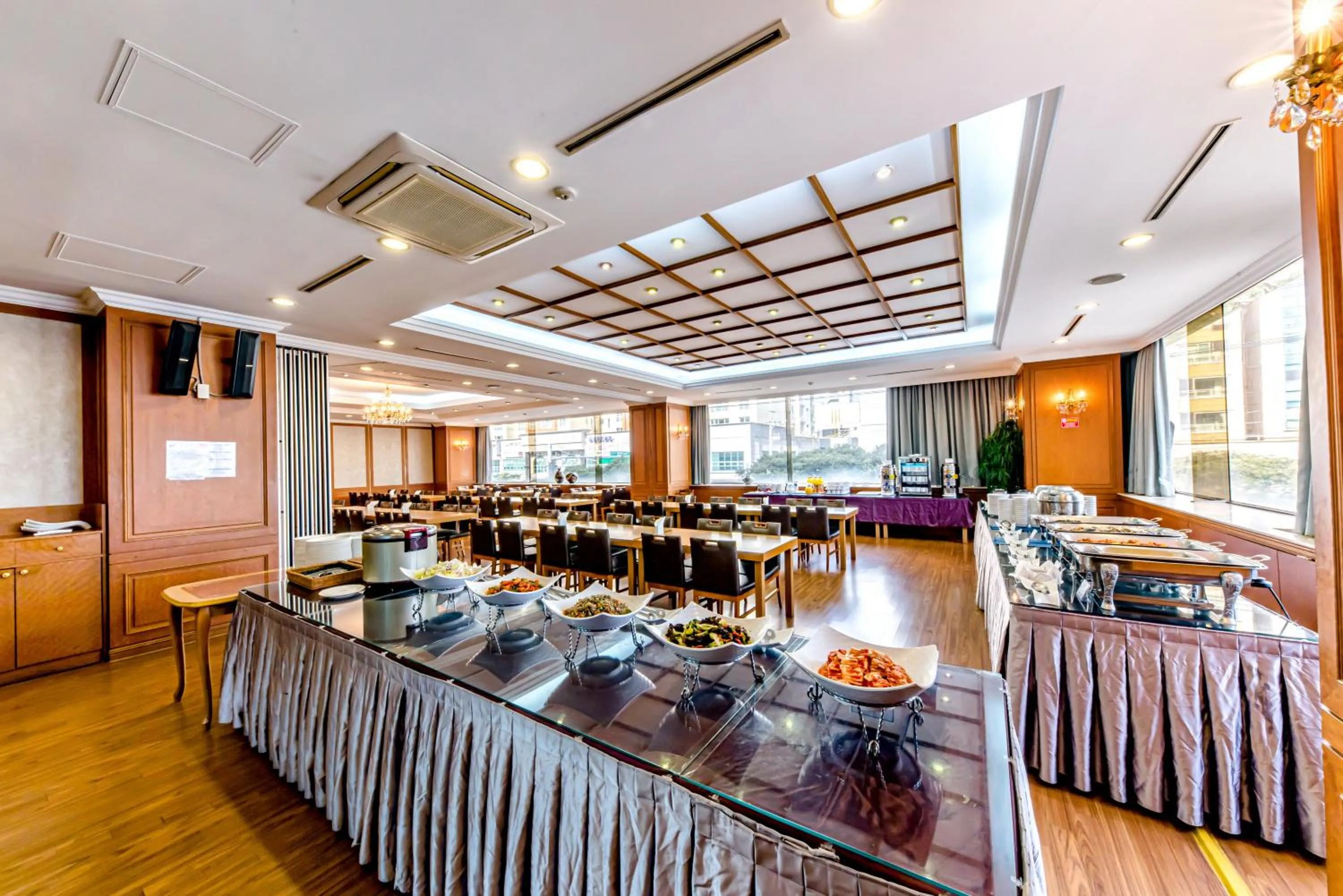 Restaurant/places to eat in Samhaein Hotel