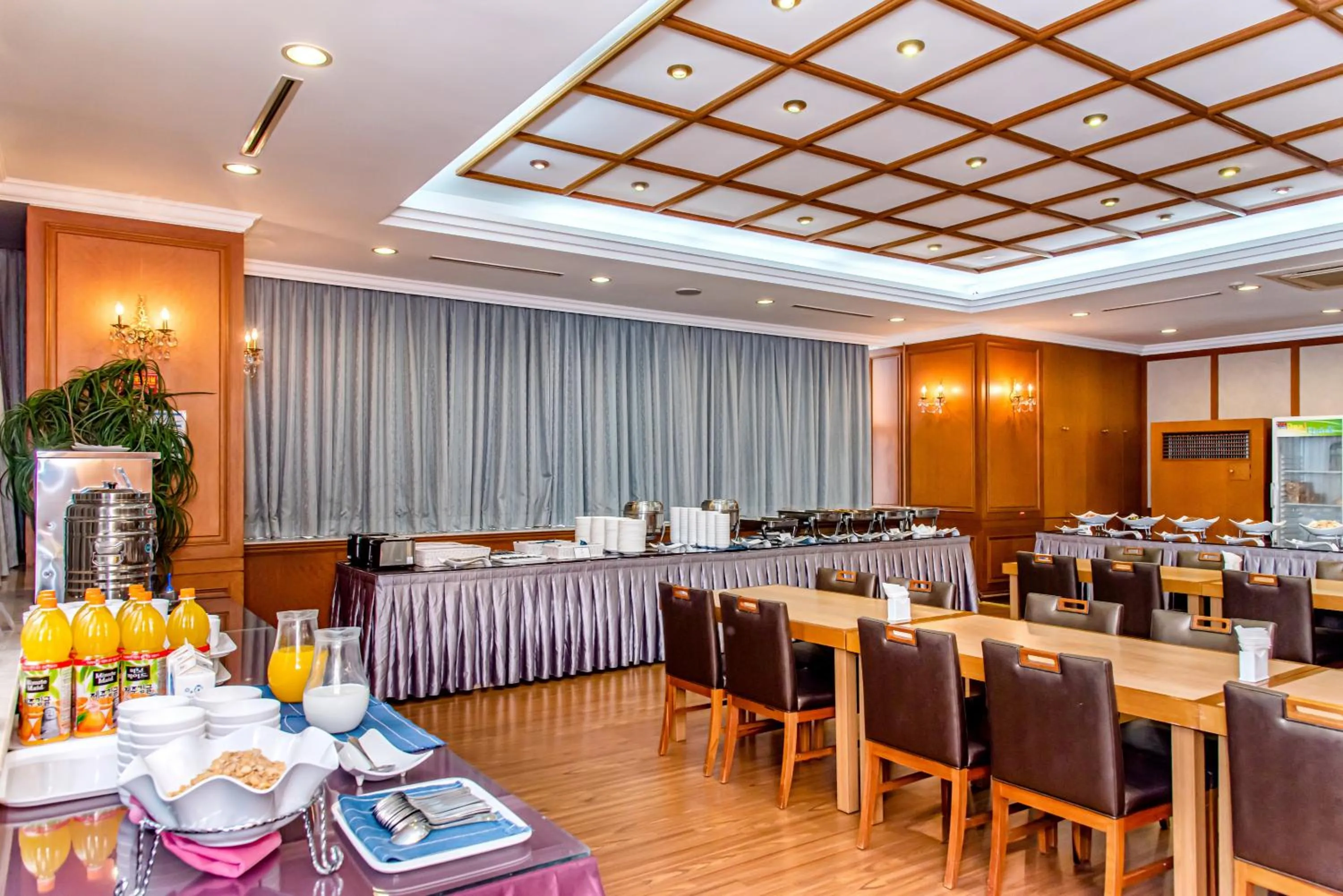 Restaurant/places to eat in Samhaein Hotel