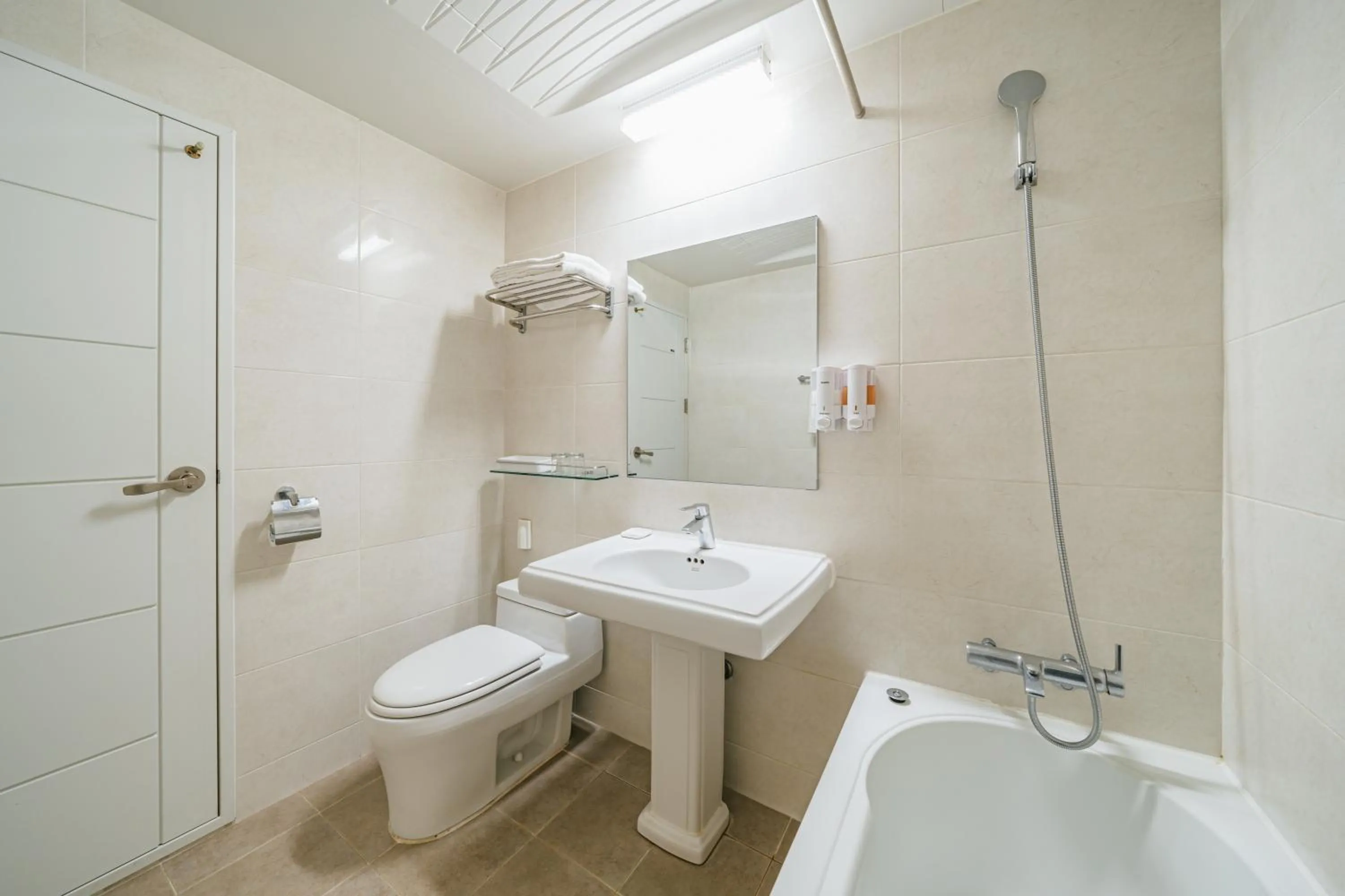 Bathroom in Samhaein Hotel