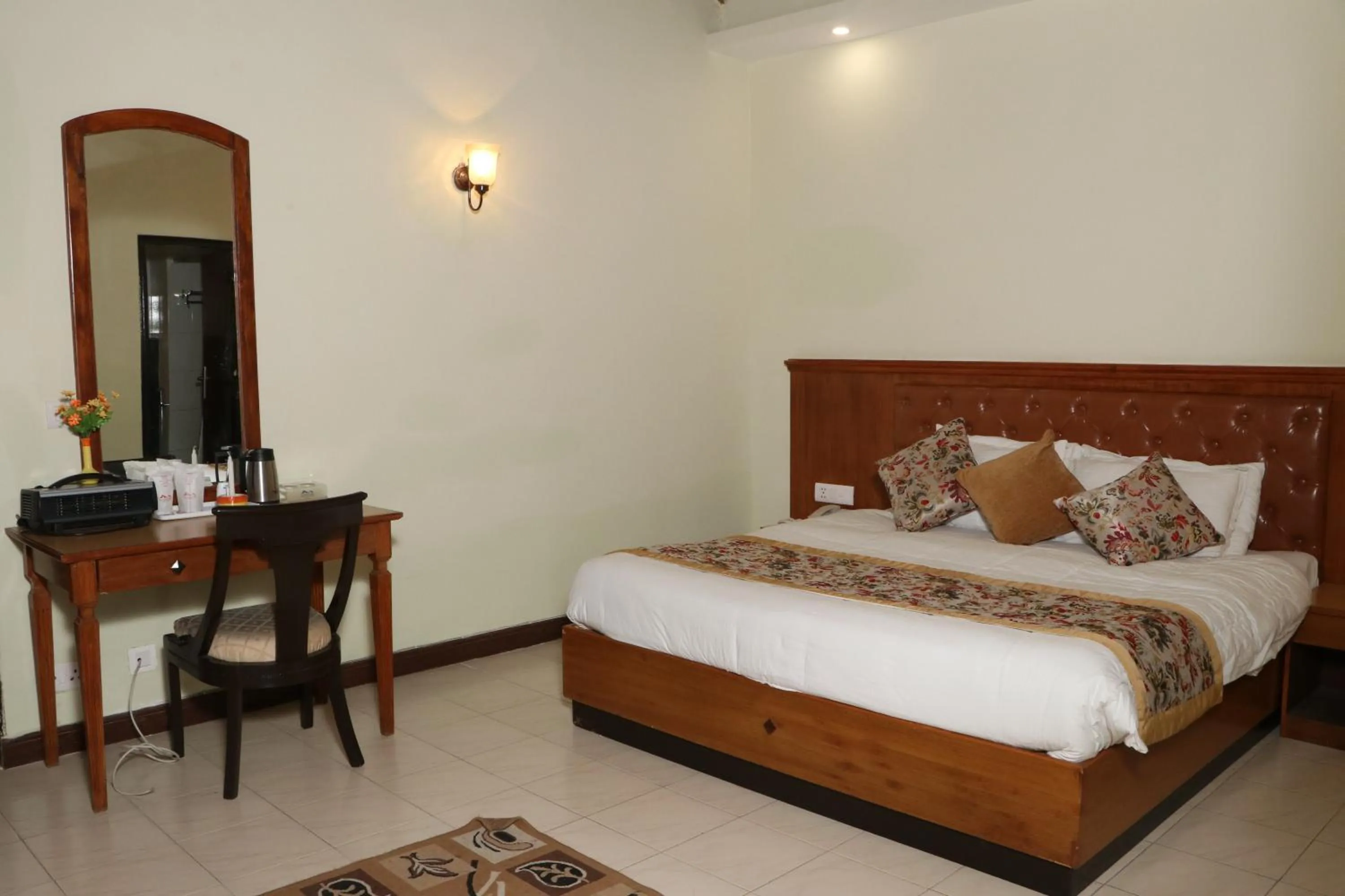 Bedroom, Bed in Woodsvilla Residency Ranikhet