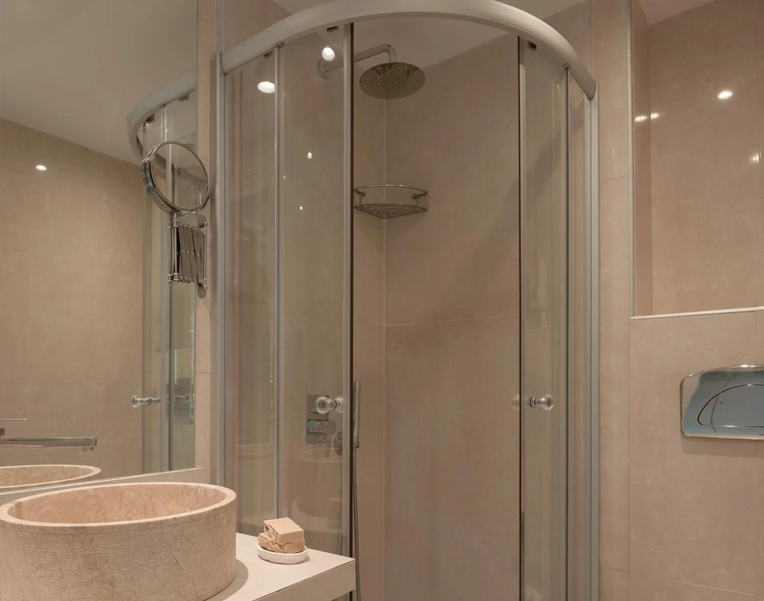 Shower in Palazzo Greco