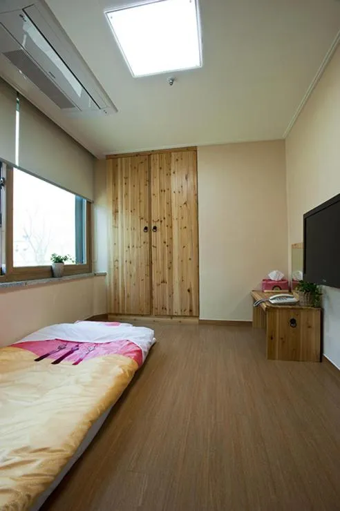 Day, Bed in Myeongdong Ecohouse