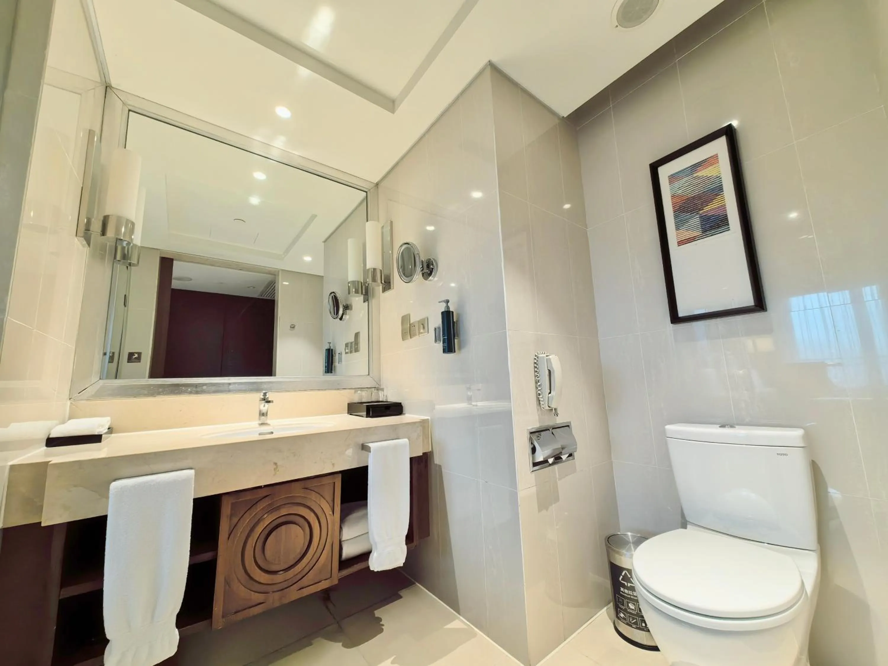 Toilet in DoubleTree by Hilton Ningbo - Chunxiao