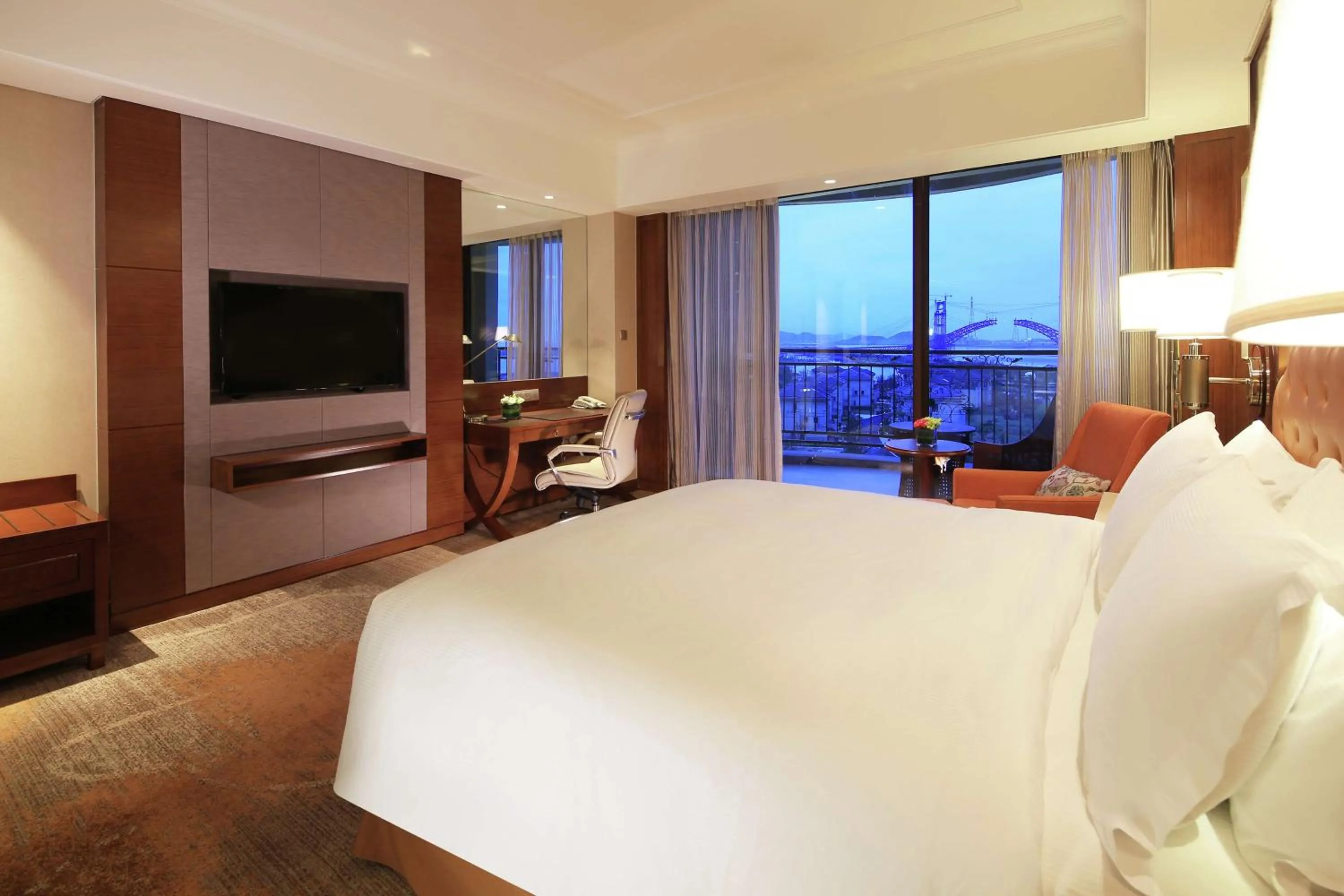 Bedroom, Bed in DoubleTree by Hilton Ningbo - Chunxiao