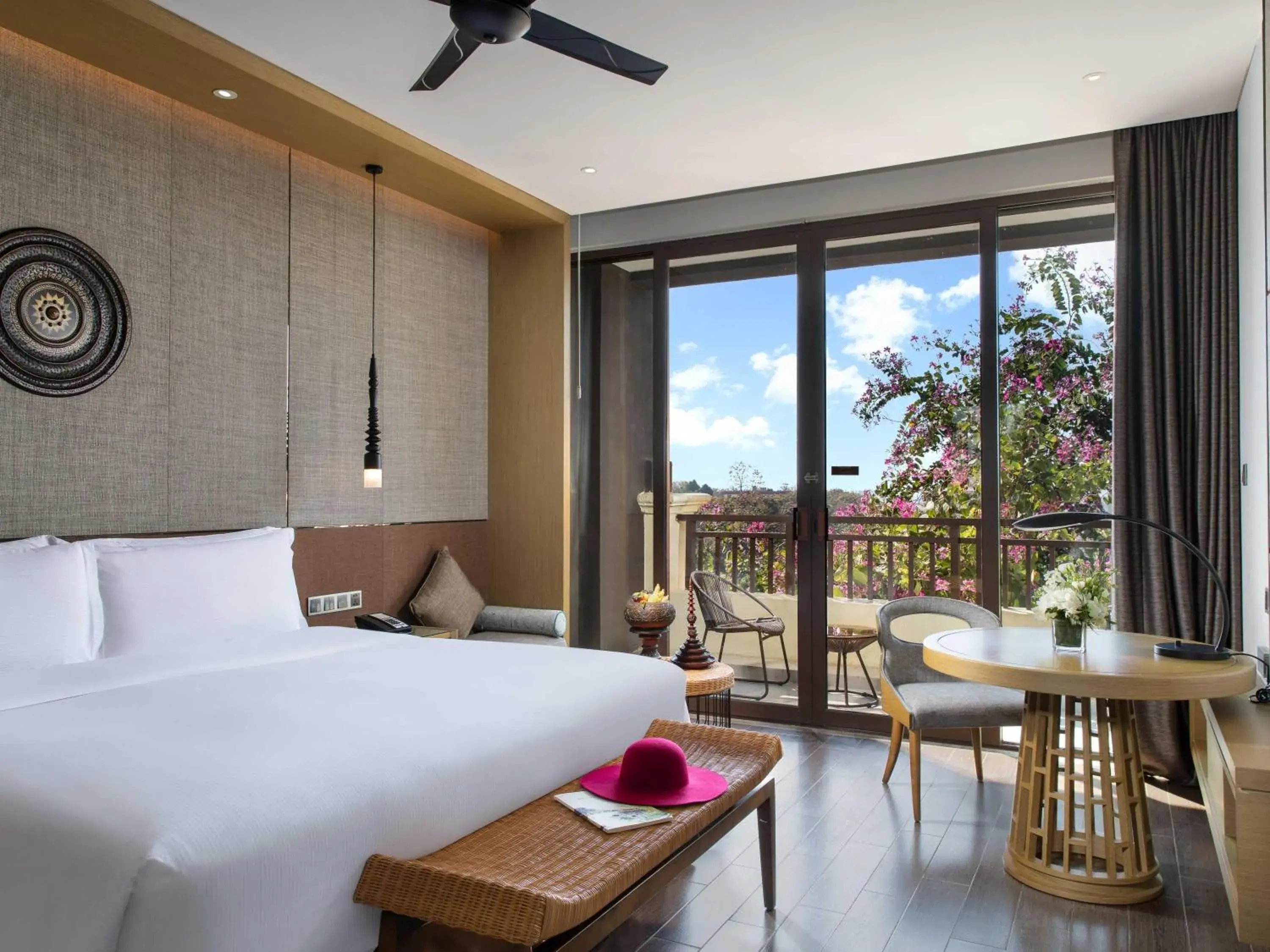 Executive King Room with Balcony and Park View in Pullman Resort Xishuangbanna Executive King Room with Balcony and Park View in Pullman Resort Xishuangbanna