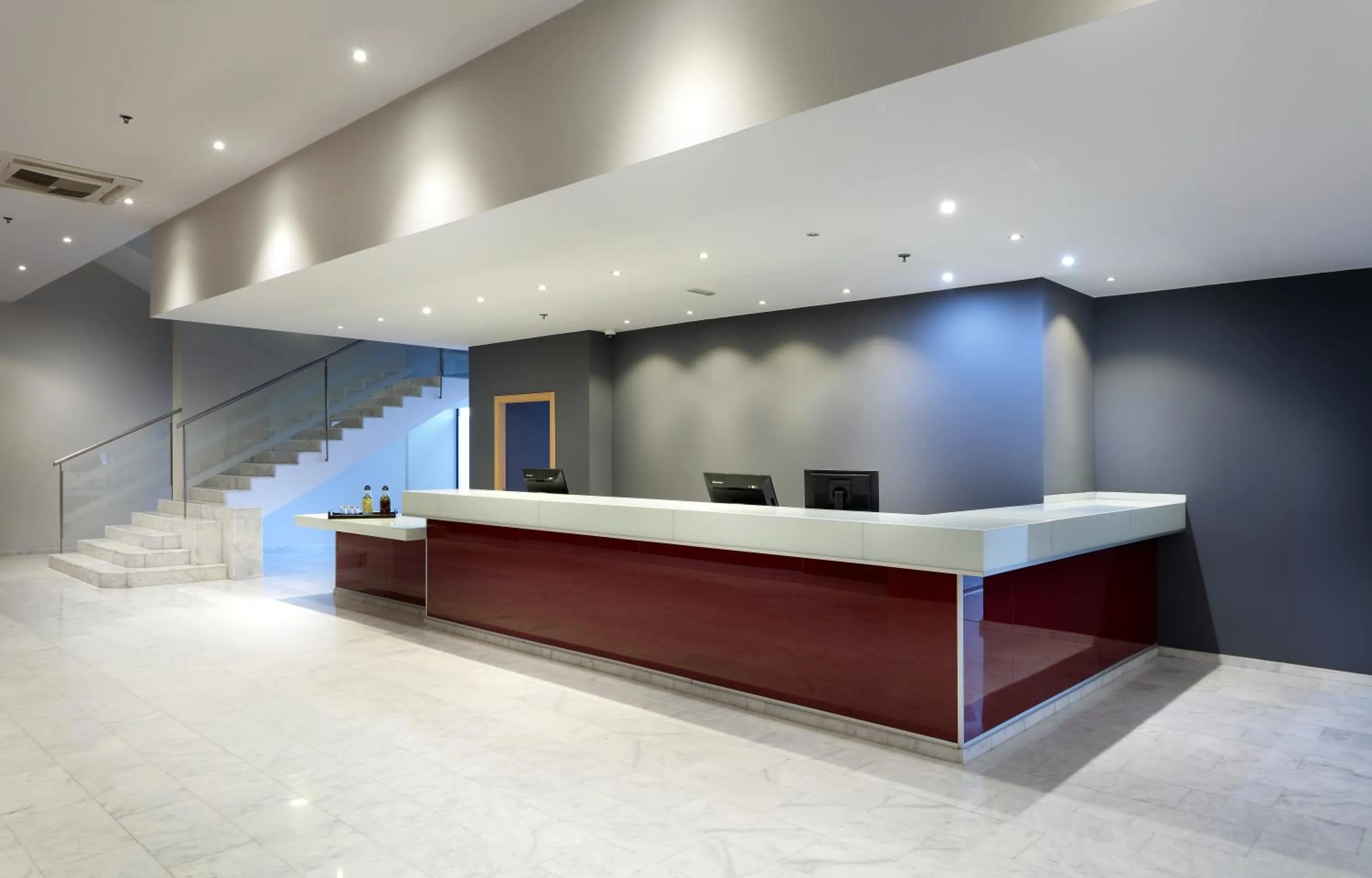 Lobby or reception in Eurostars Zaragoza