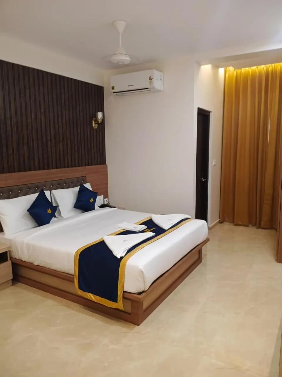 Bedroom, Bed in Hotel Coastal Palace