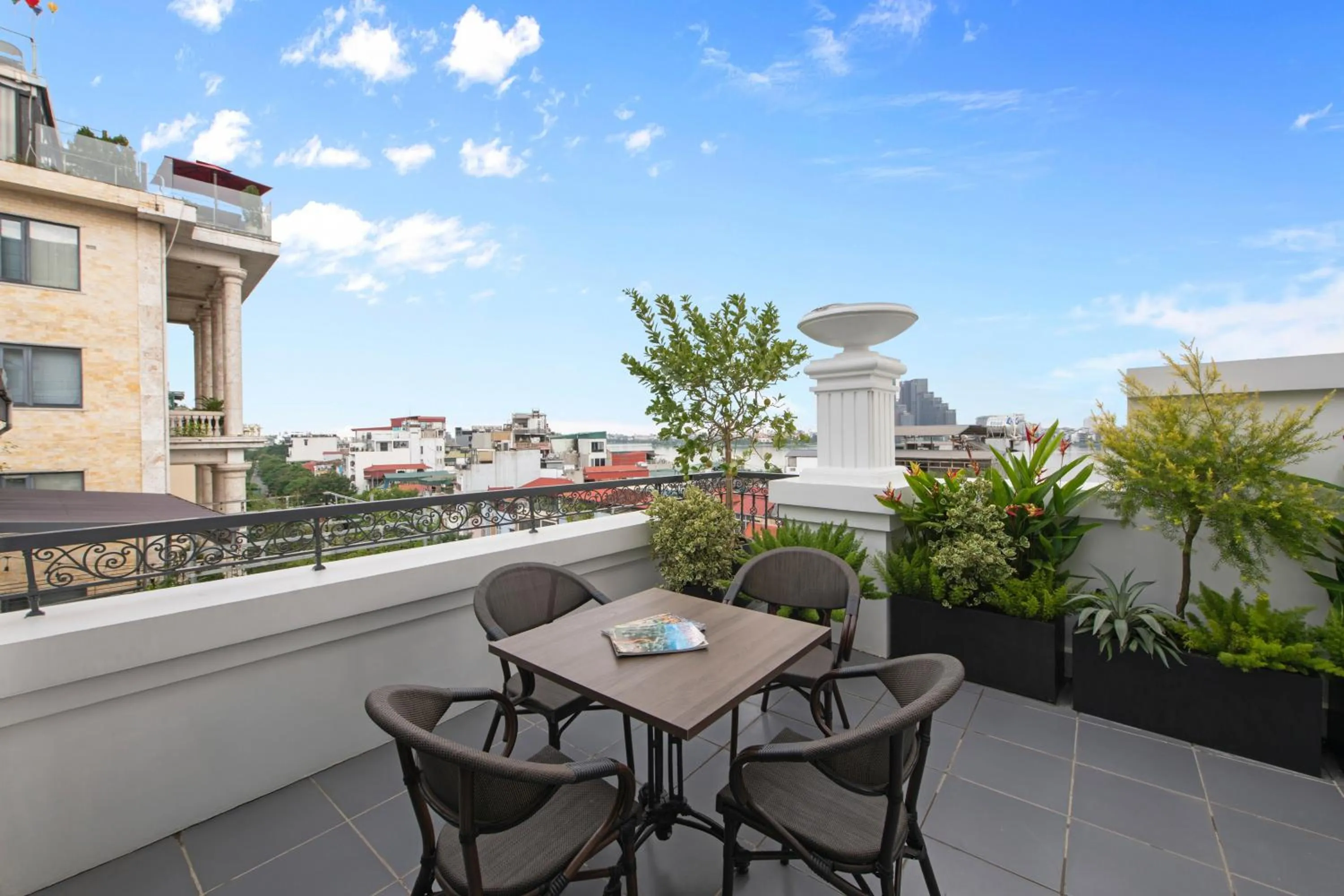 Patio in Nature Hotel - Lac Long Quan