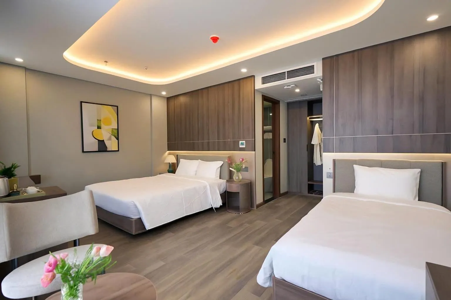 Photo of the whole room, Bed in Nature Hotel - Lac Long Quan