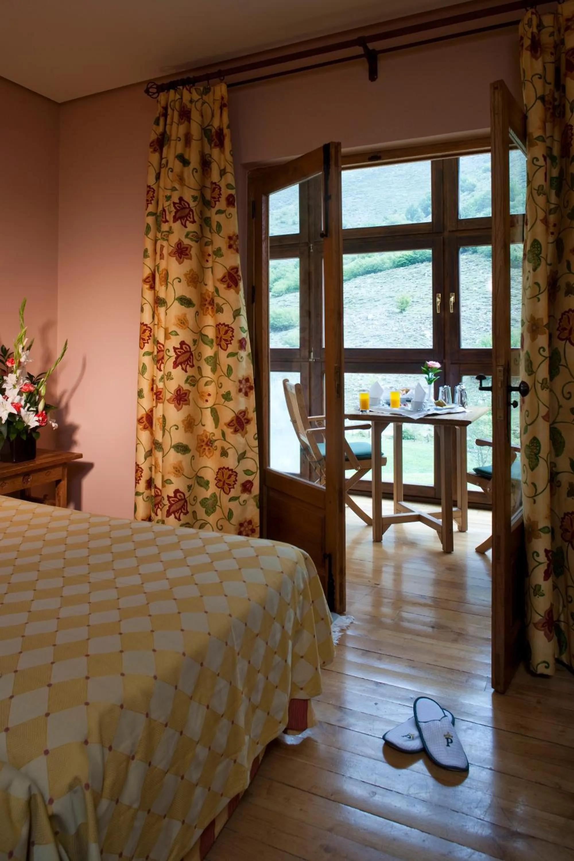 Bedroom, Bed in Parador de Fuente Dé