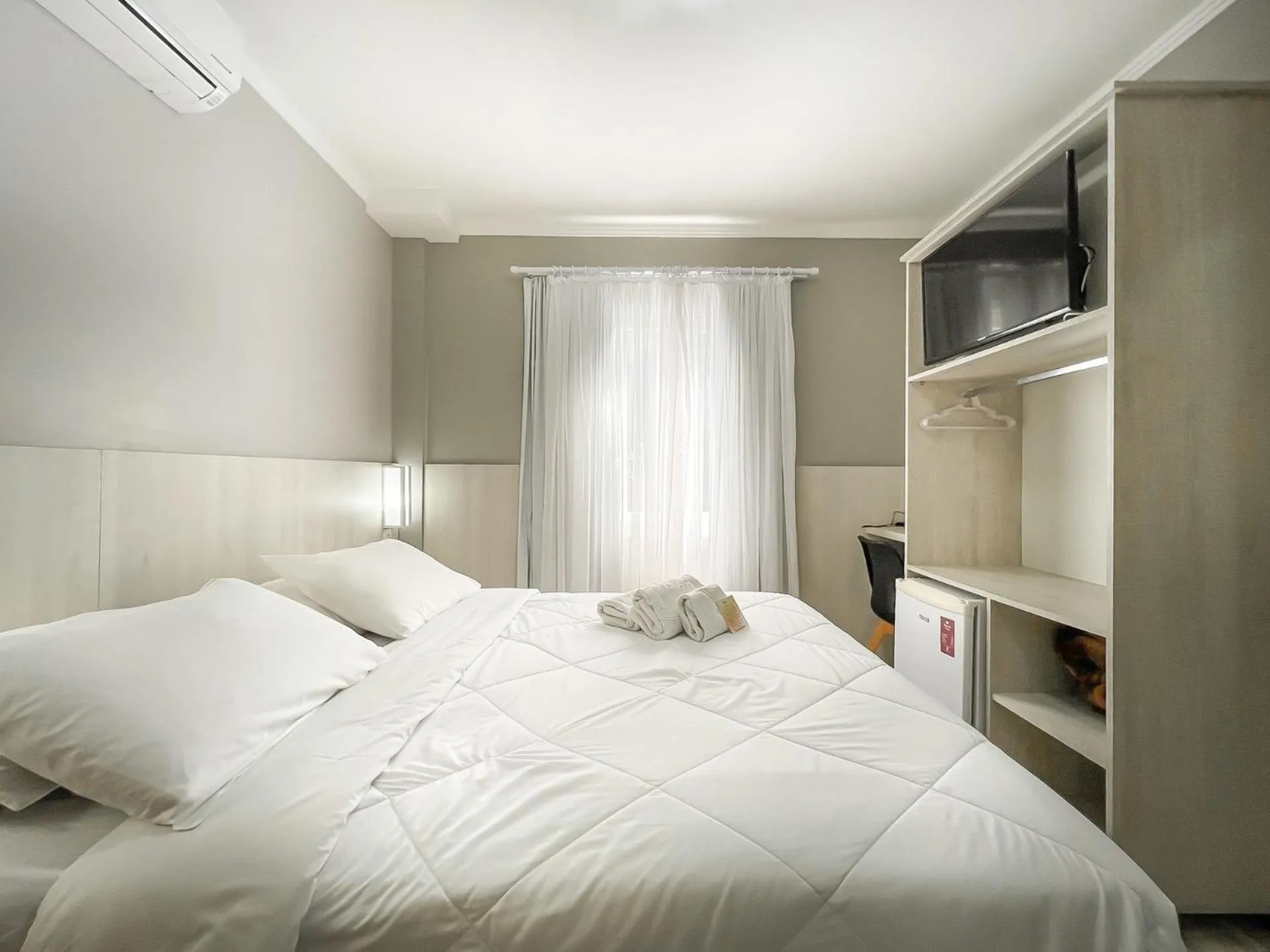 air conditioner, Bed in Pousada Viena