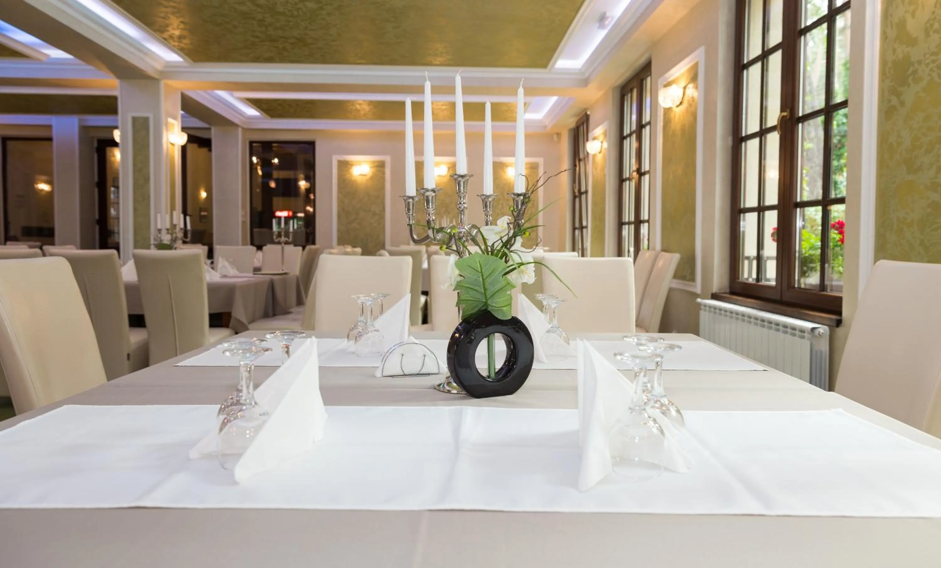 Restaurant/places to eat in Complex Parc Pini Moinesti