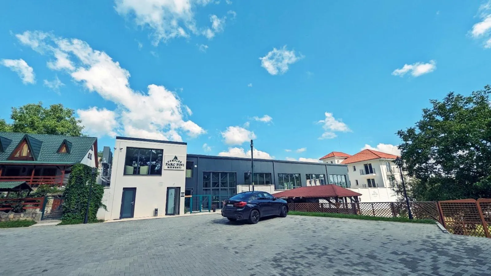 Complex Parc Pini Moinesti