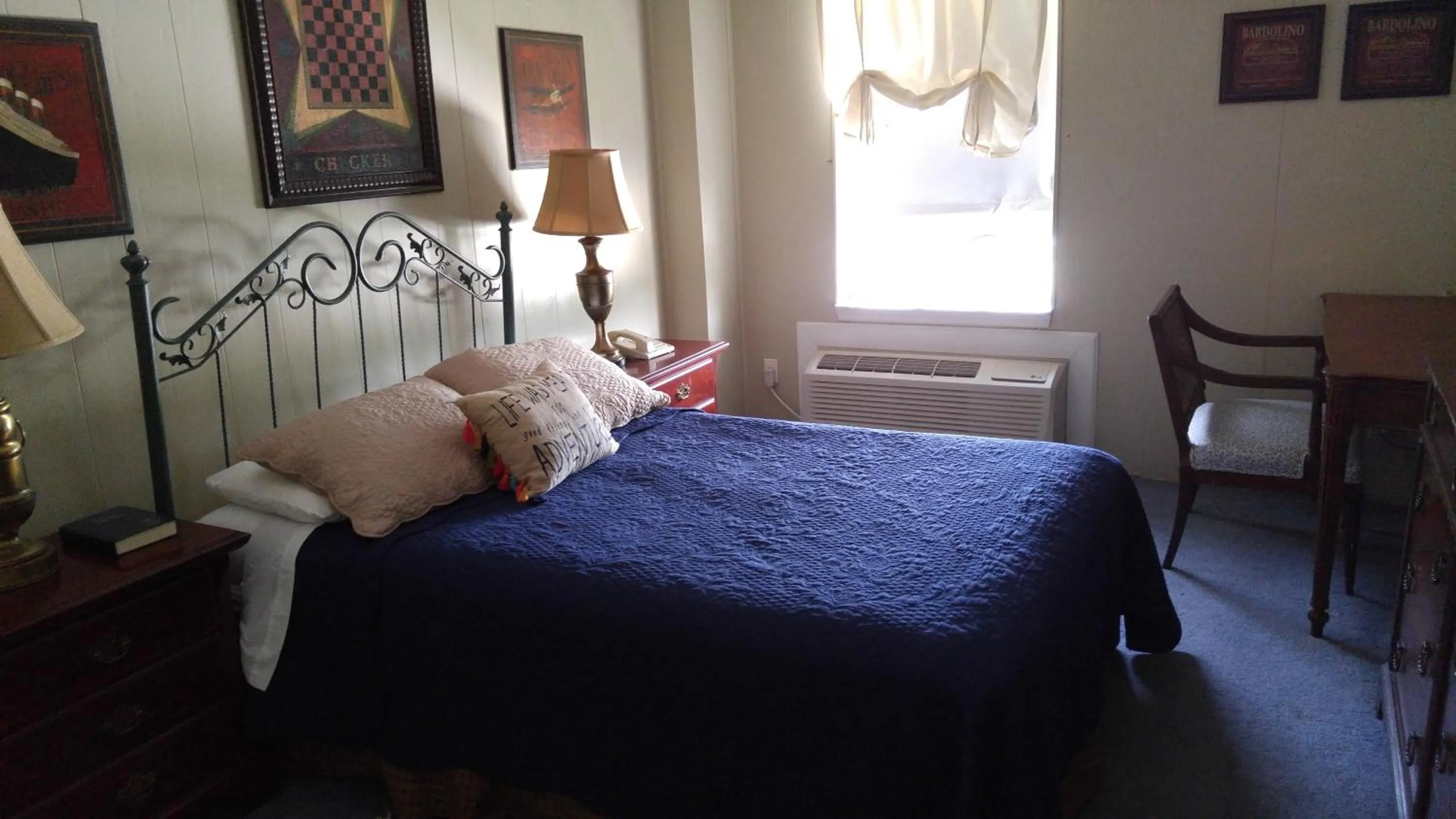 Photo of the whole room, Bed in Seminole Inn