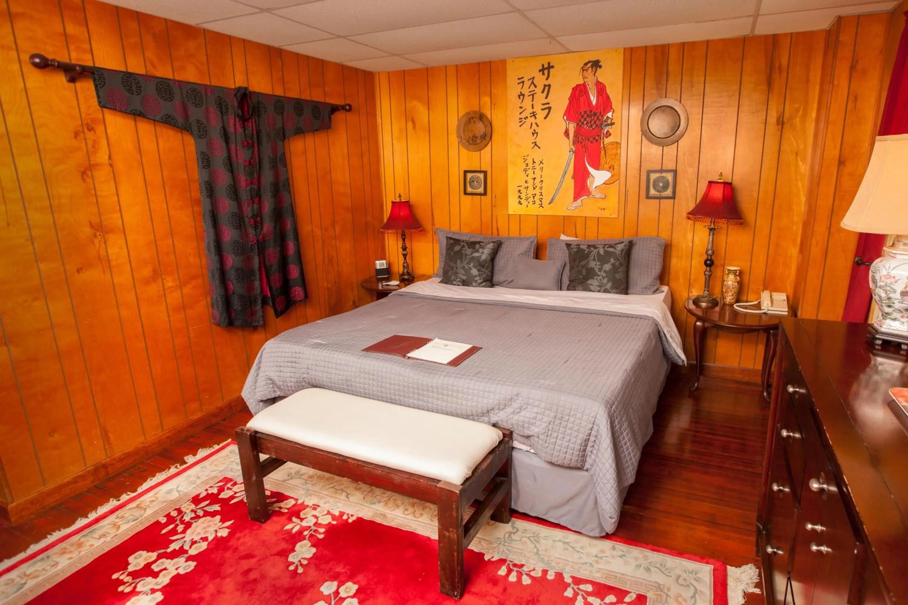 Photo of the whole room, Bed in Seminole Inn