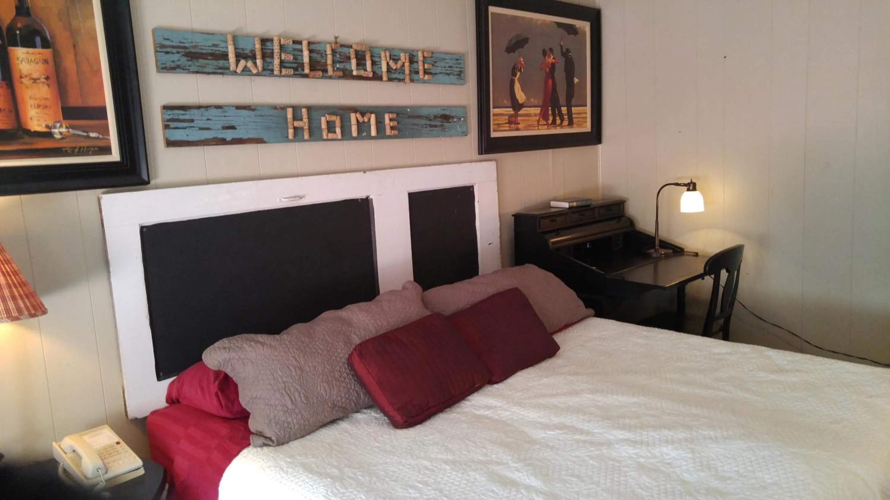 Decorative detail, Bed in Seminole Inn