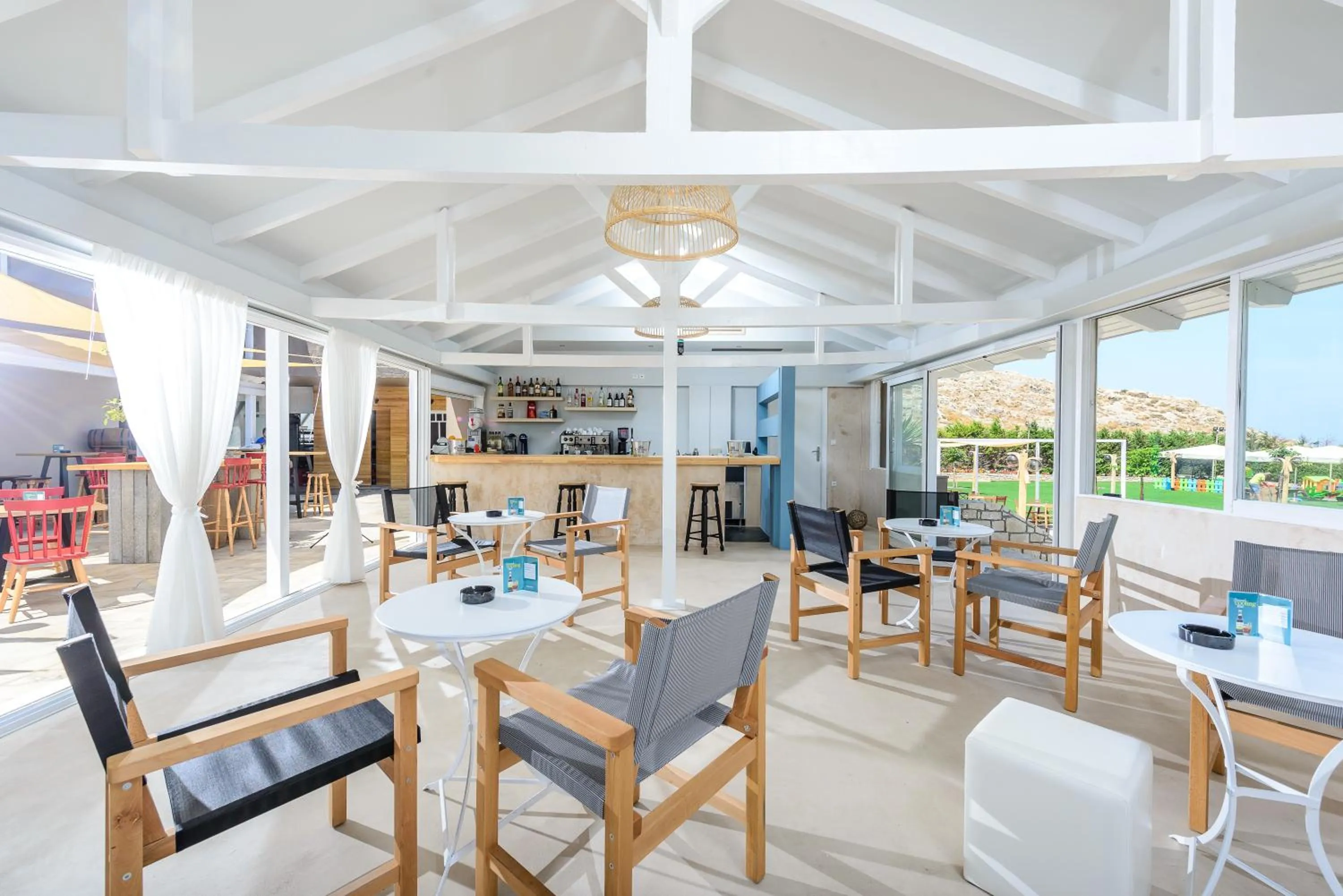 Restaurant/places to eat in Anemos Suites by Estia