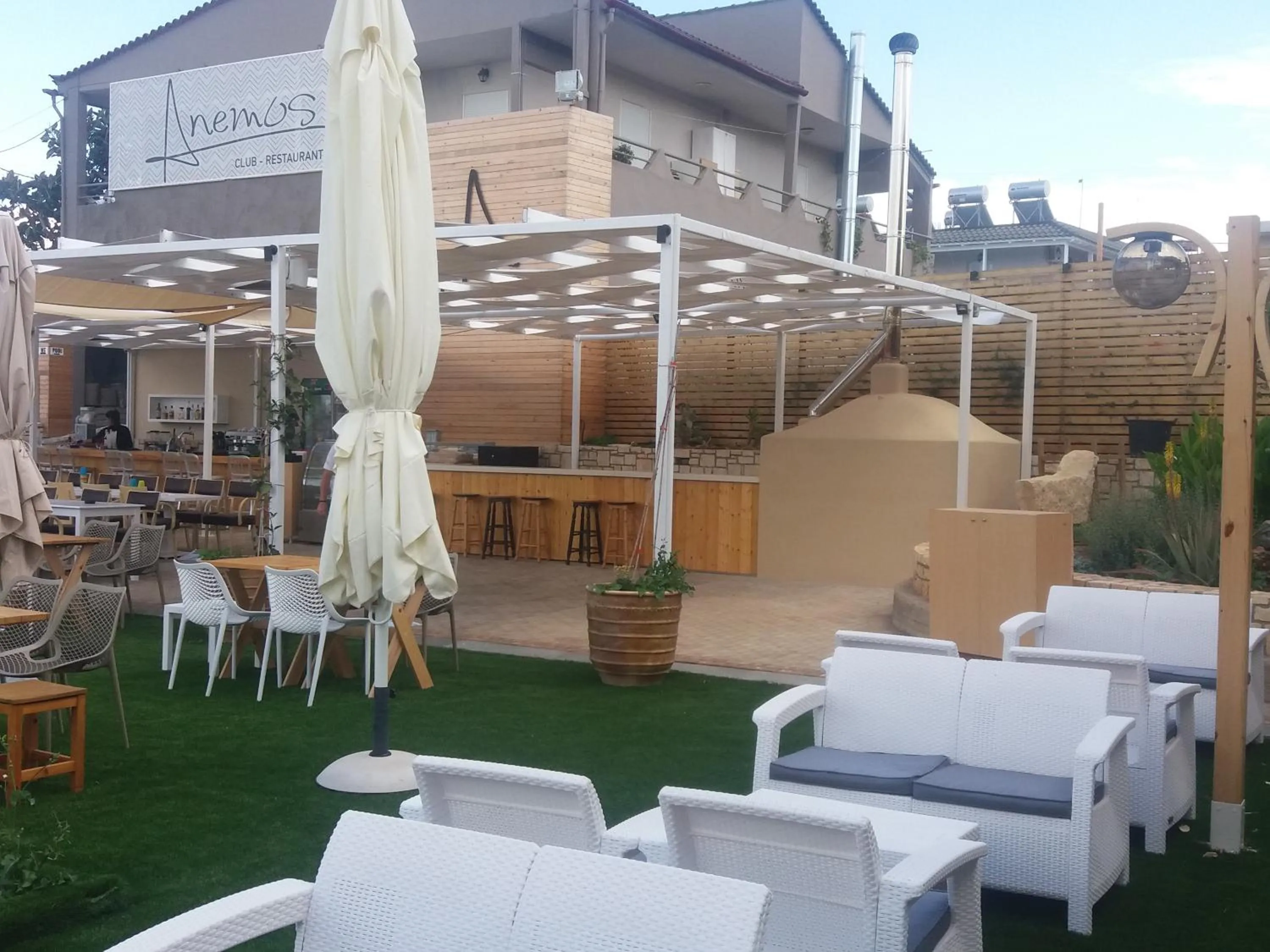 Restaurant/places to eat in Anemos Suites by Estia