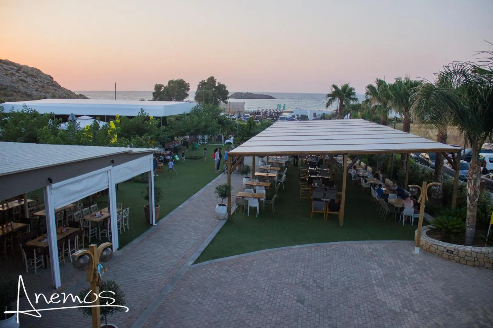 Restaurant/places to eat in Anemos Suites by Estia