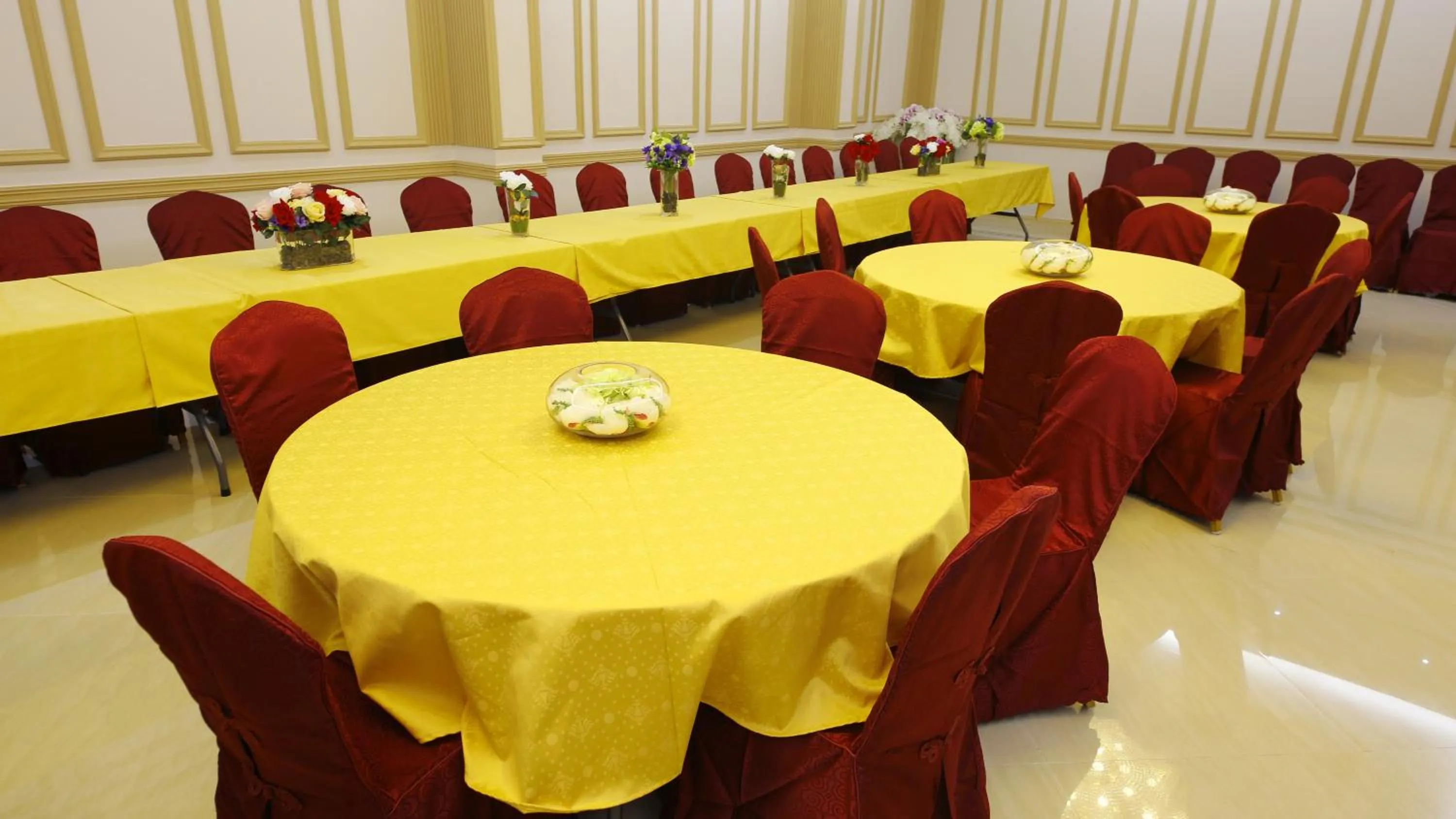 Restaurant/places to eat in Muscat International Hotel Plaza