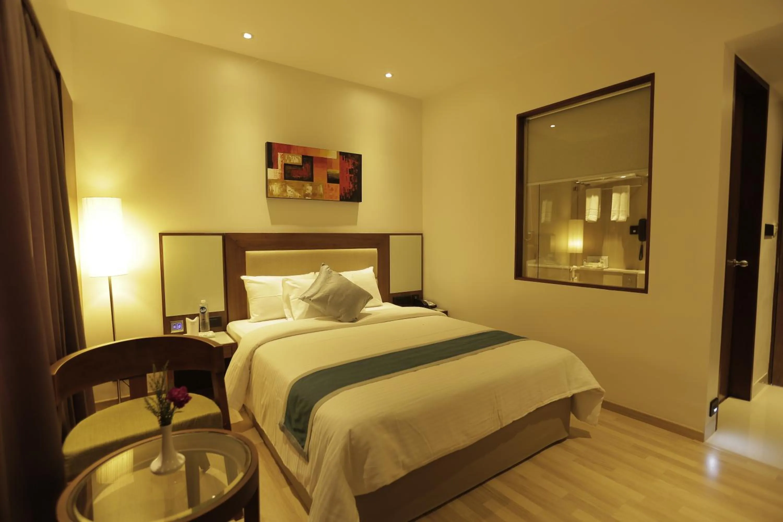 Photo of the whole room, Bed in Park Connect