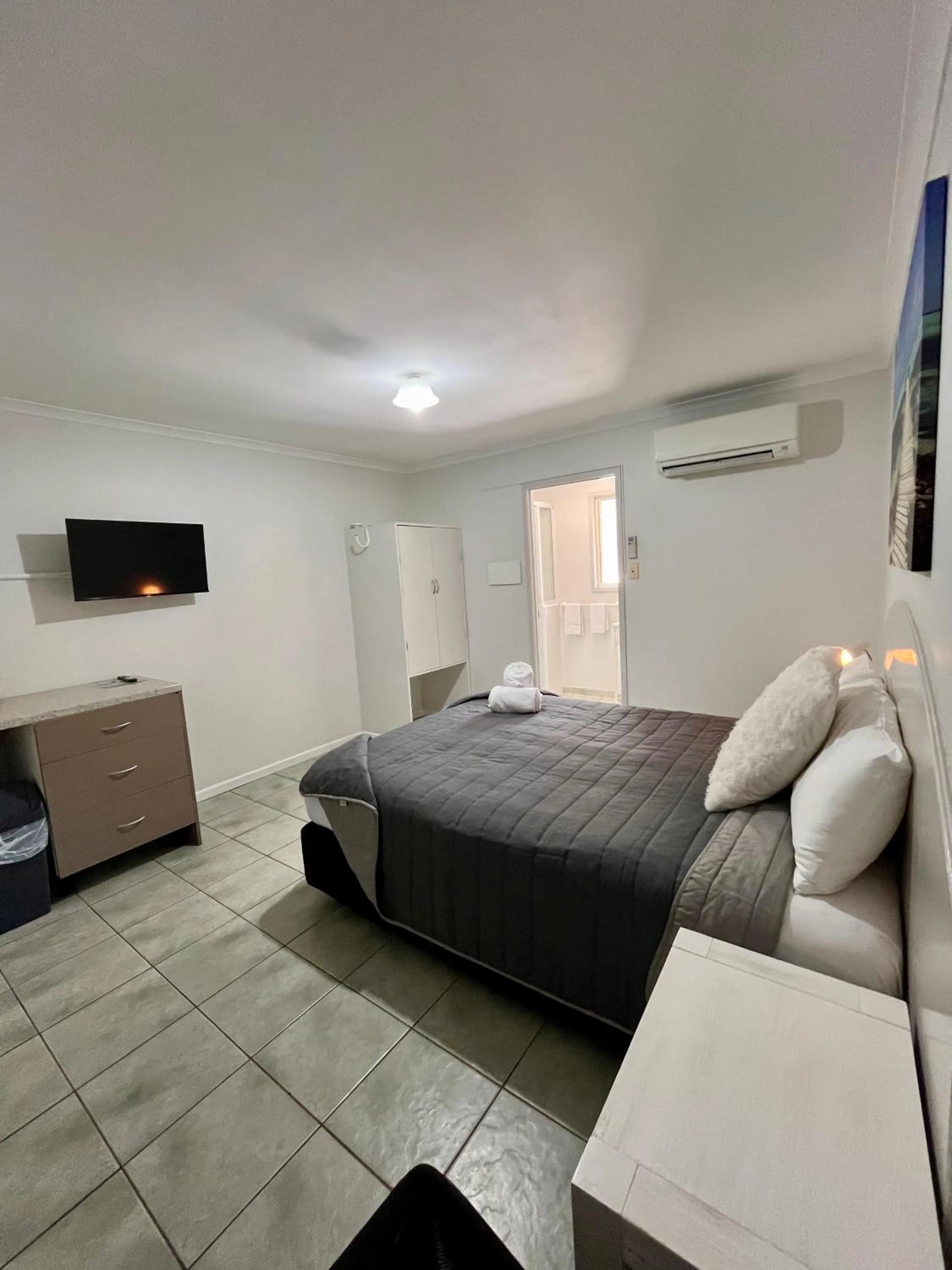 Bed in Agnes Palms Motel