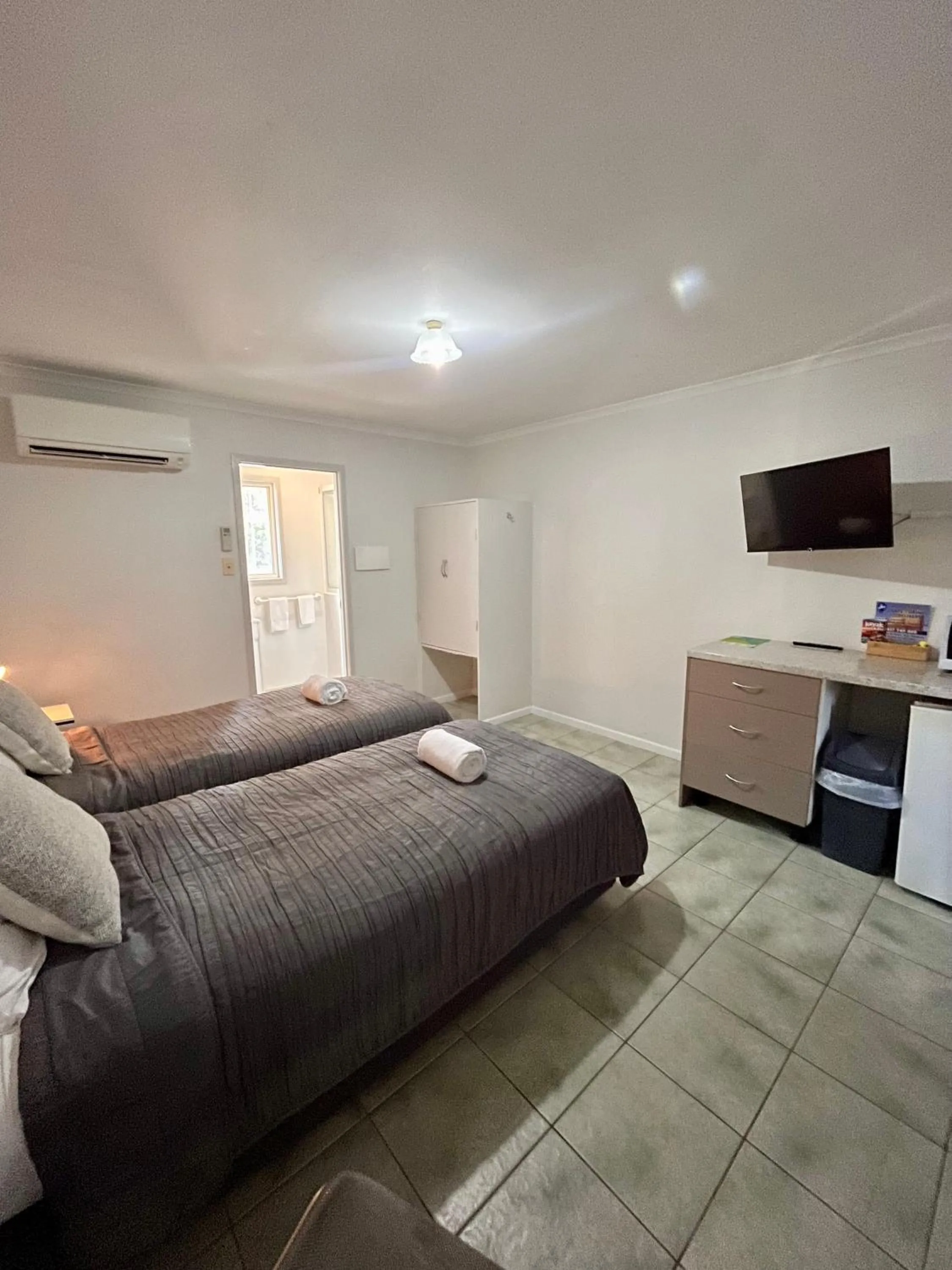 Bed in Agnes Palms Motel