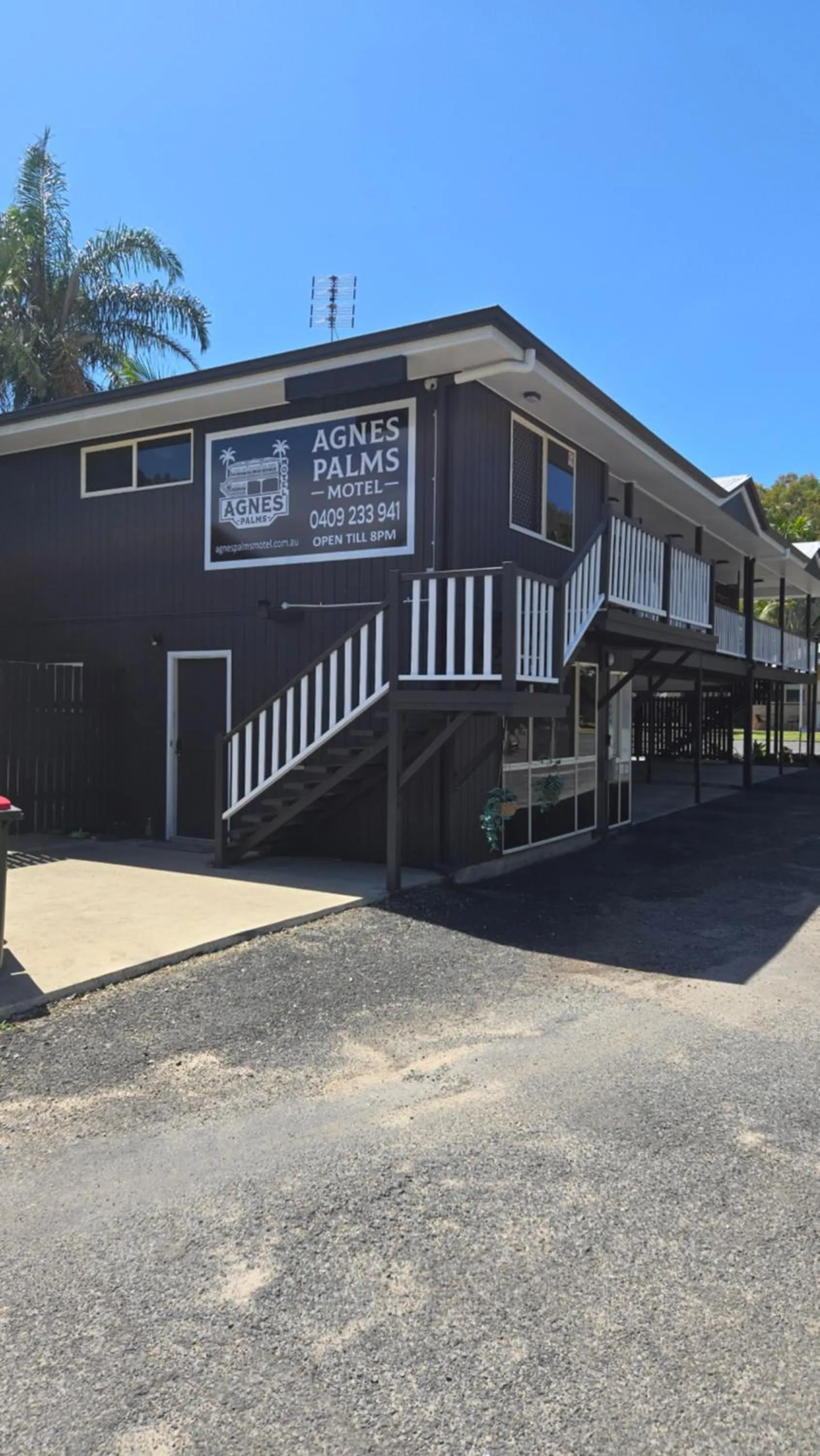 Property building in Agnes Palms Motel