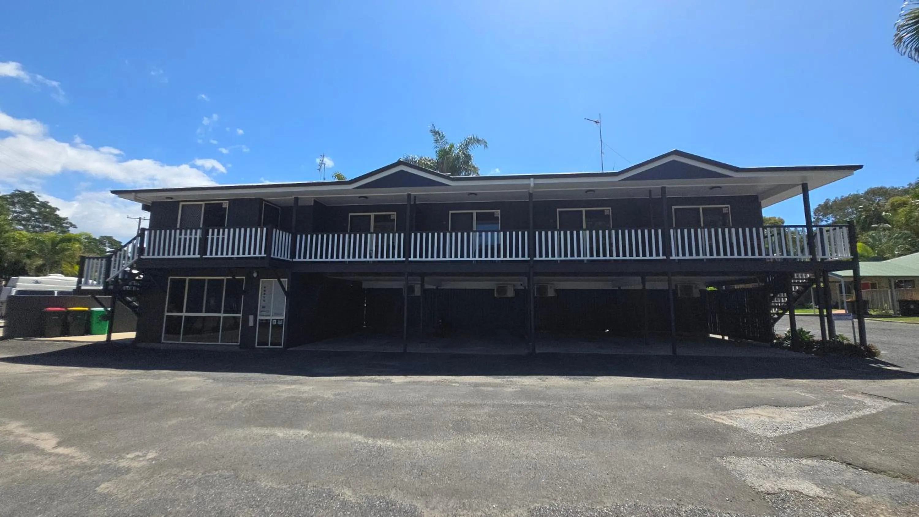 Property building in Agnes Palms Motel