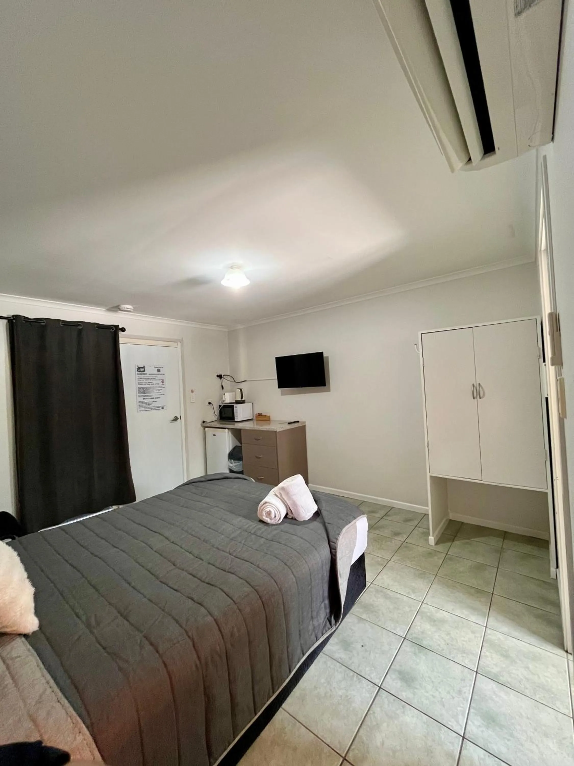 Bed in Agnes Palms Motel