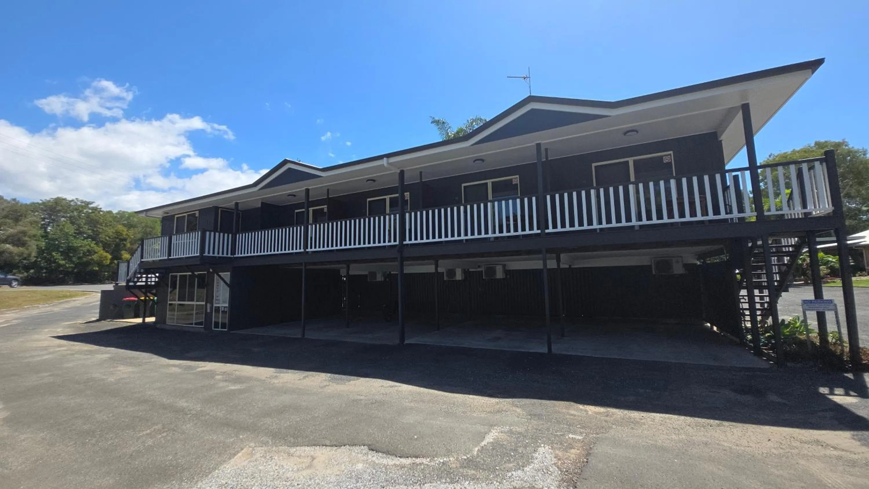 Property building in Agnes Palms Motel