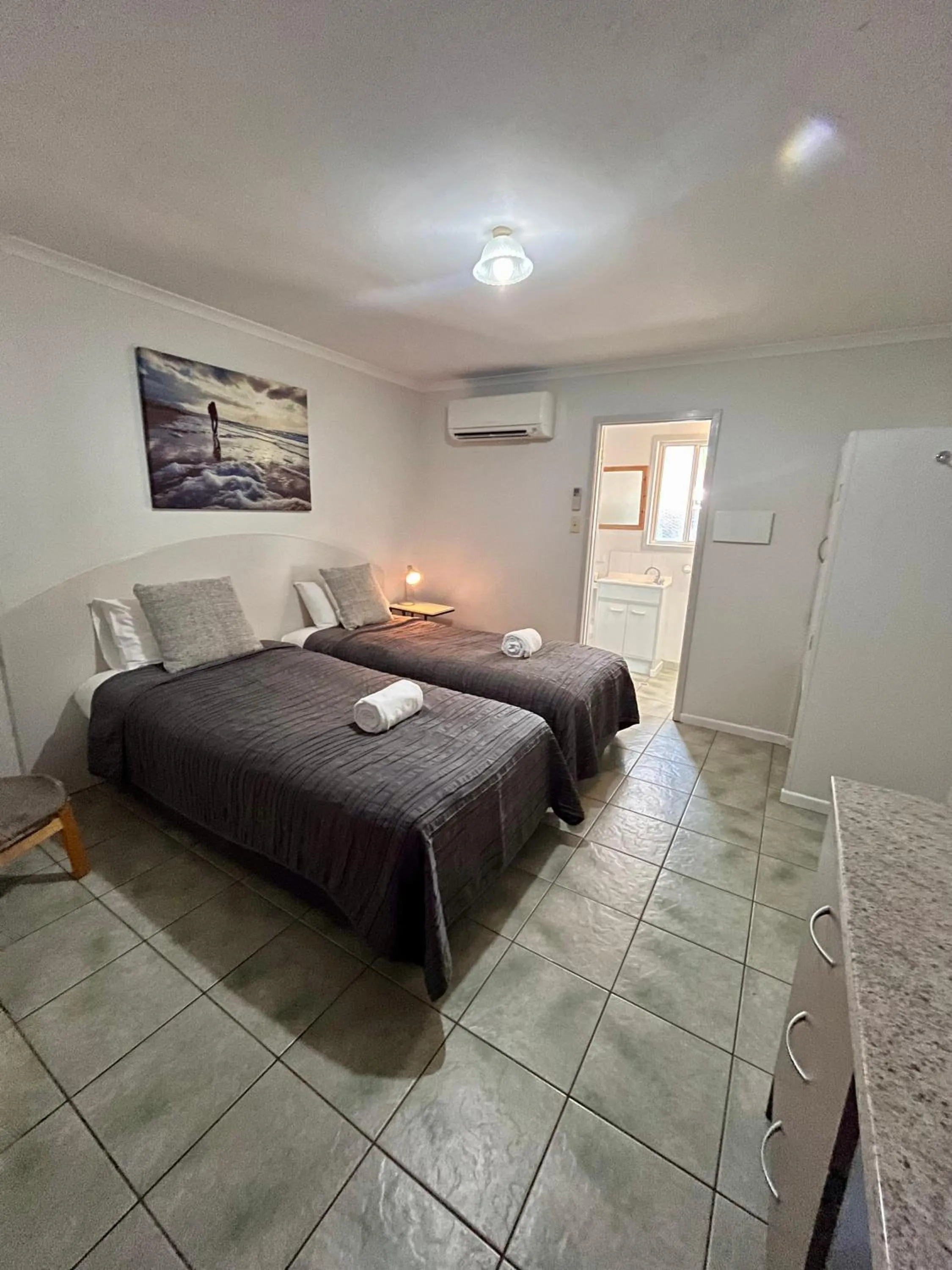 Bed in Agnes Palms Motel