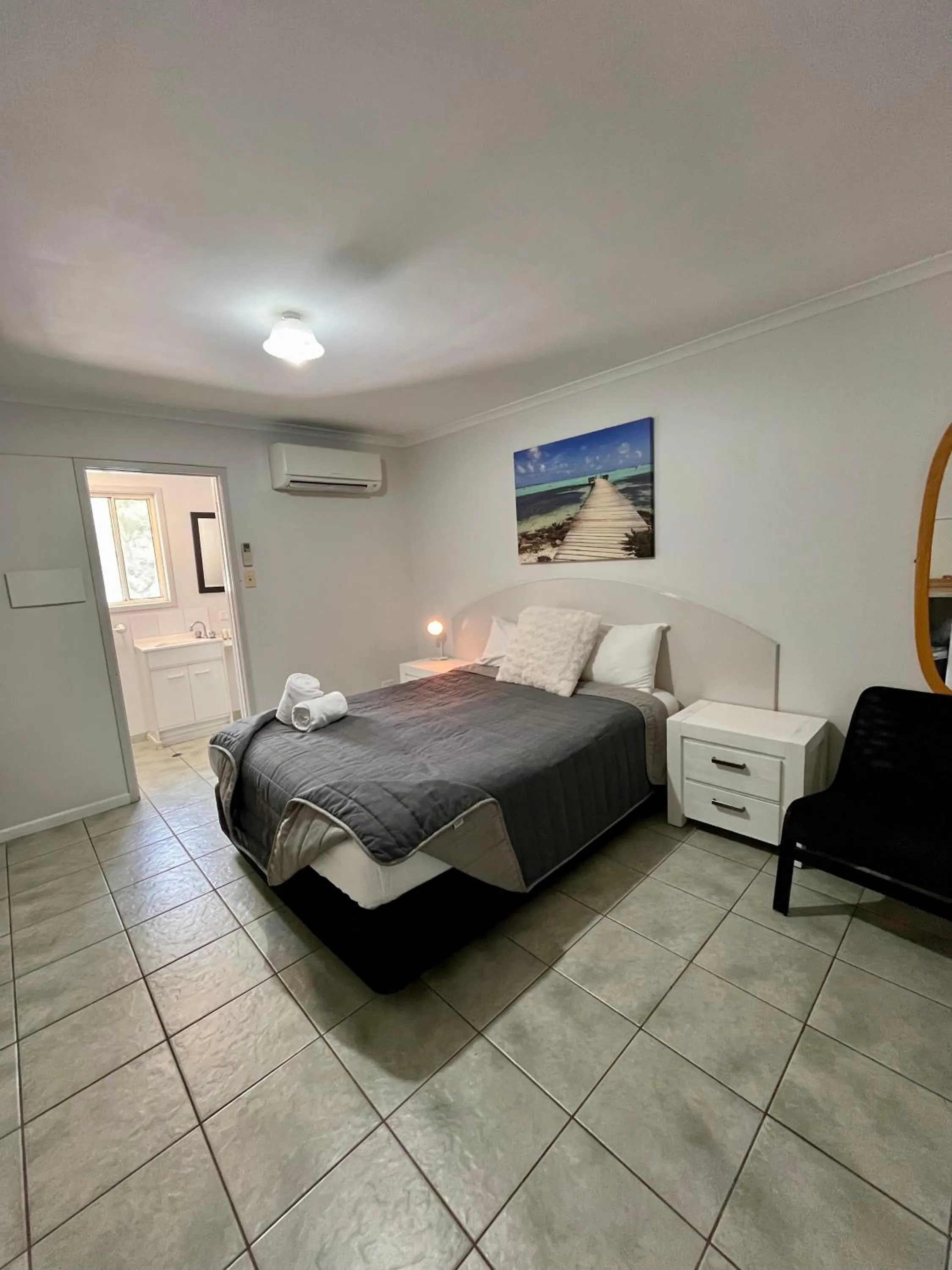 Bed in Agnes Palms Motel