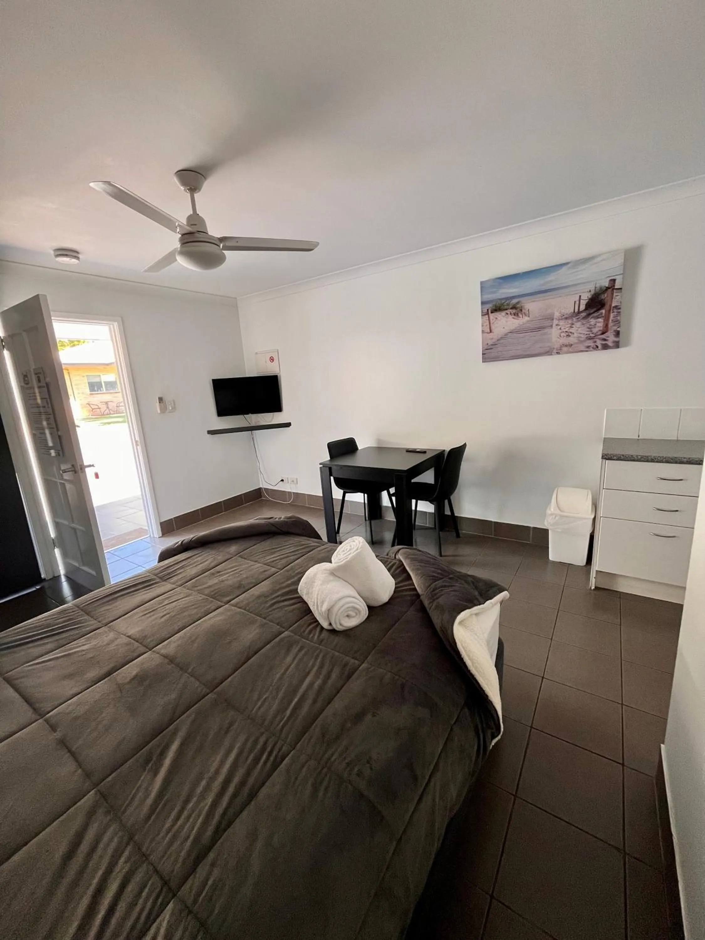 Bed in Agnes Palms Motel