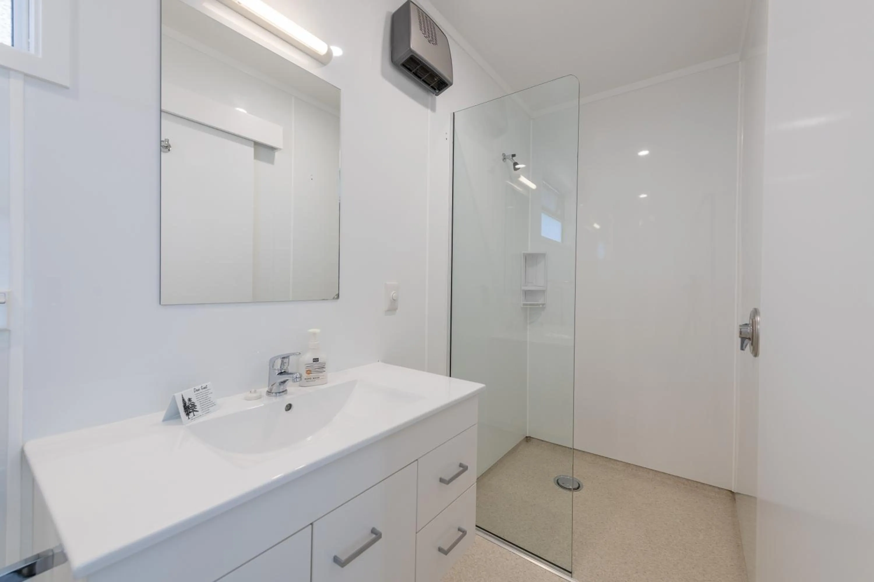 Bathroom in Abbey Court Motel