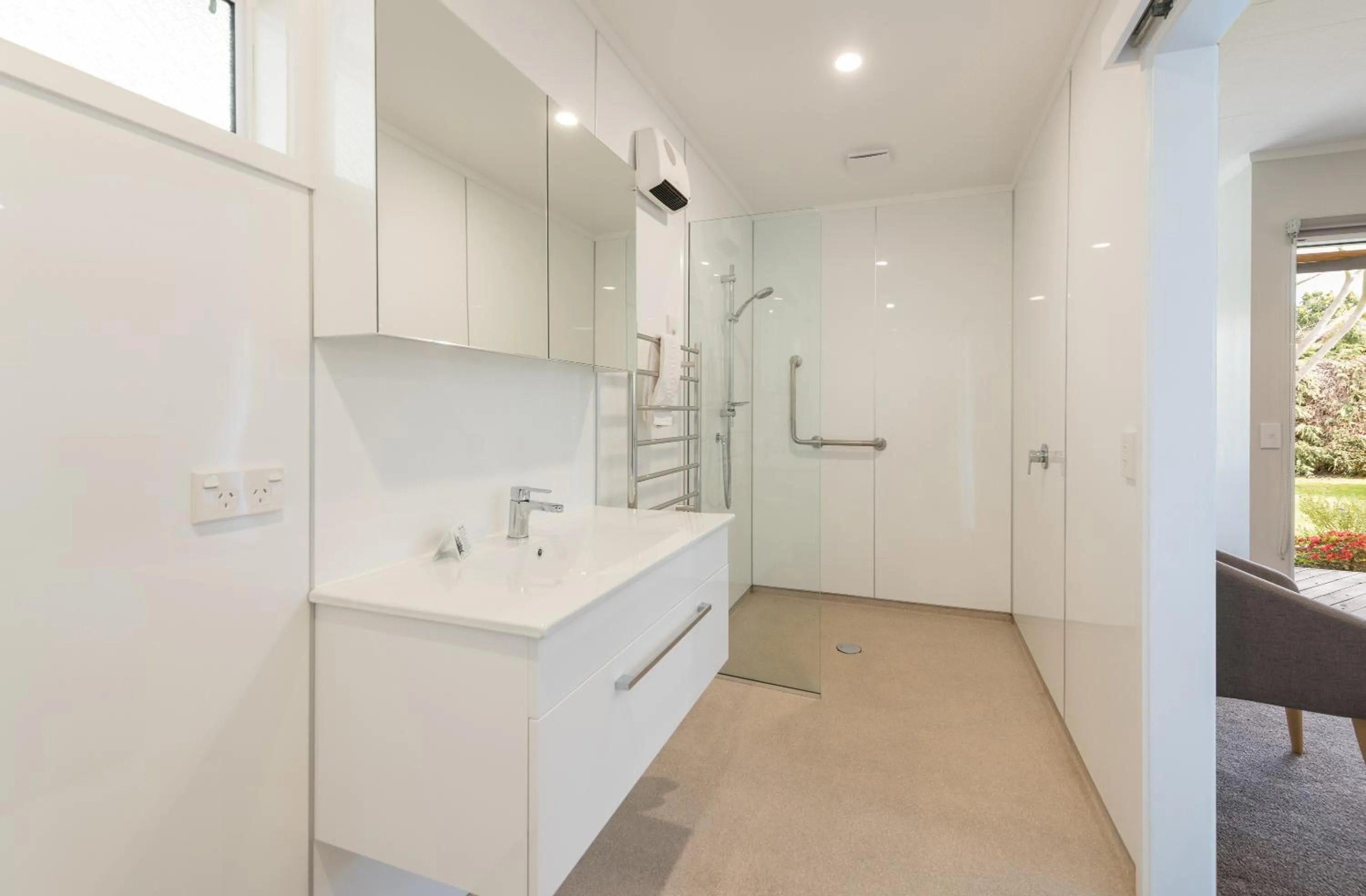 Bathroom in Abbey Court Motel