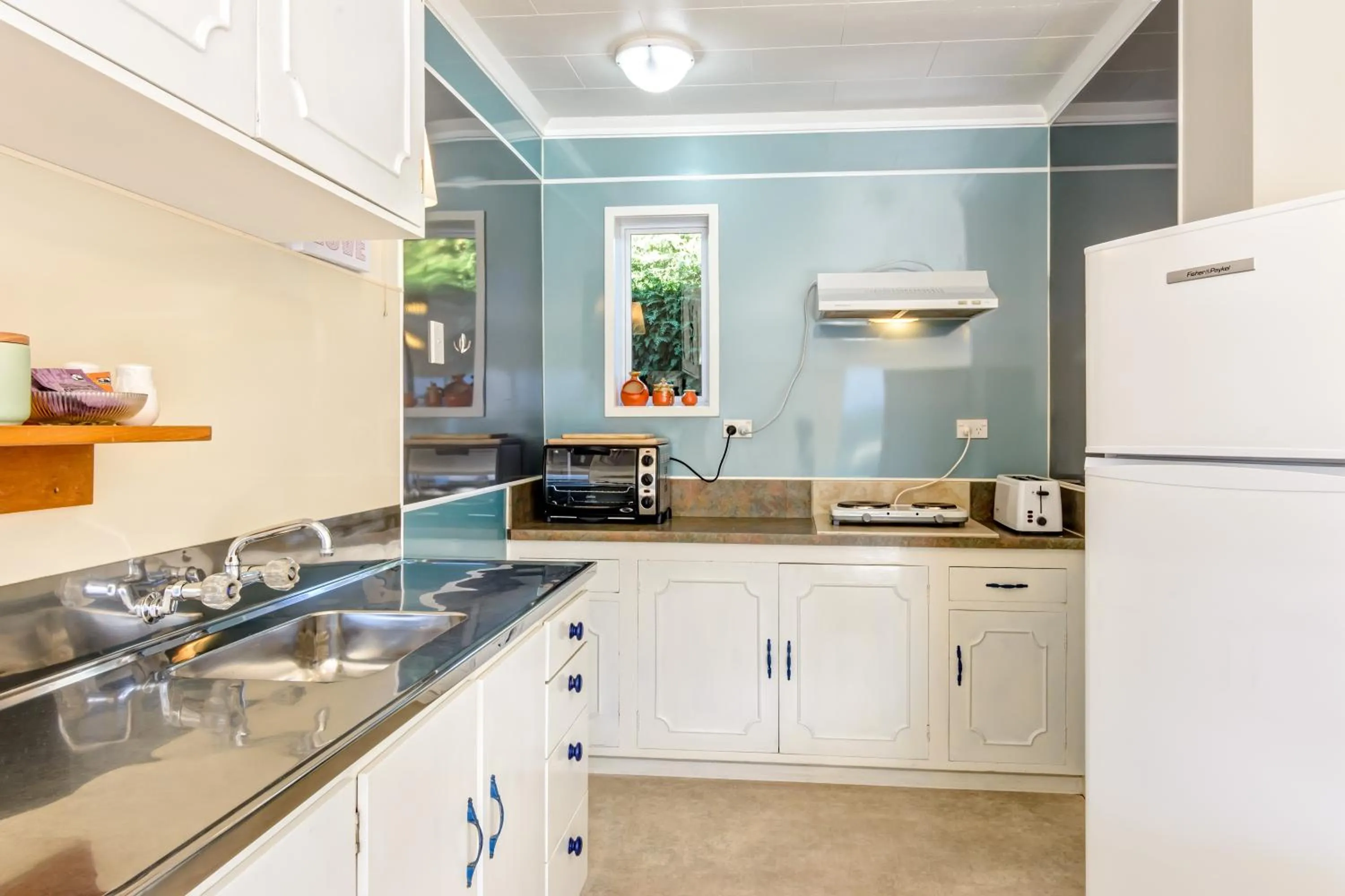 Kitchen or kitchenette in Abbey Court Motel