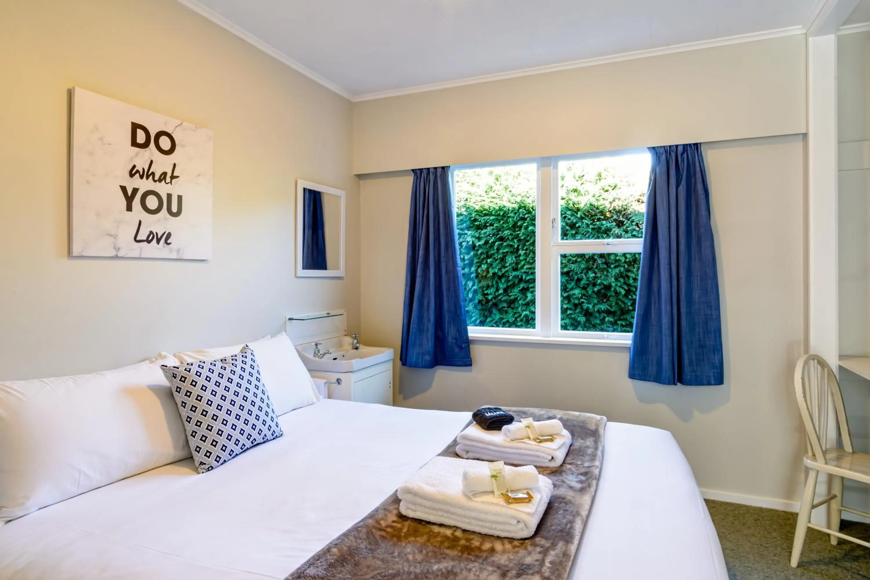 Bedroom in Abbey Court Motel