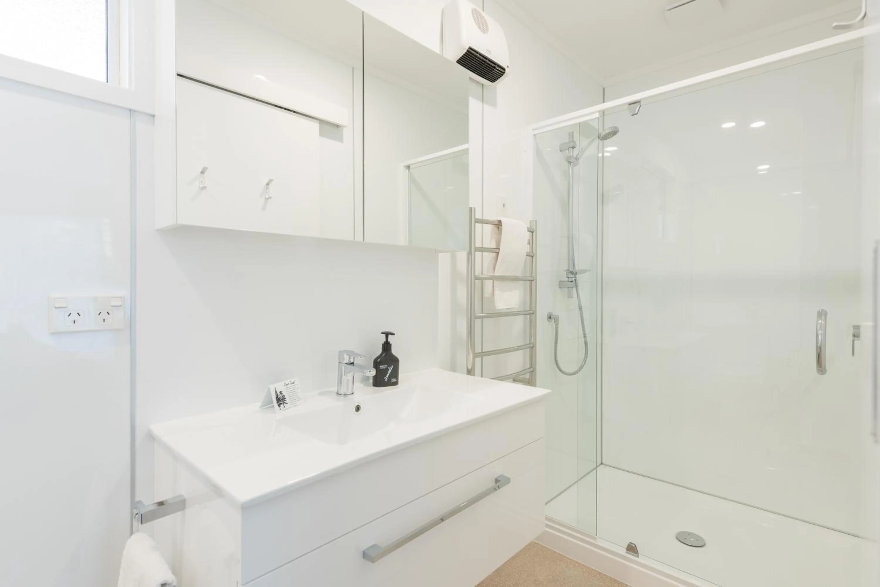 Bathroom in Abbey Court Motel