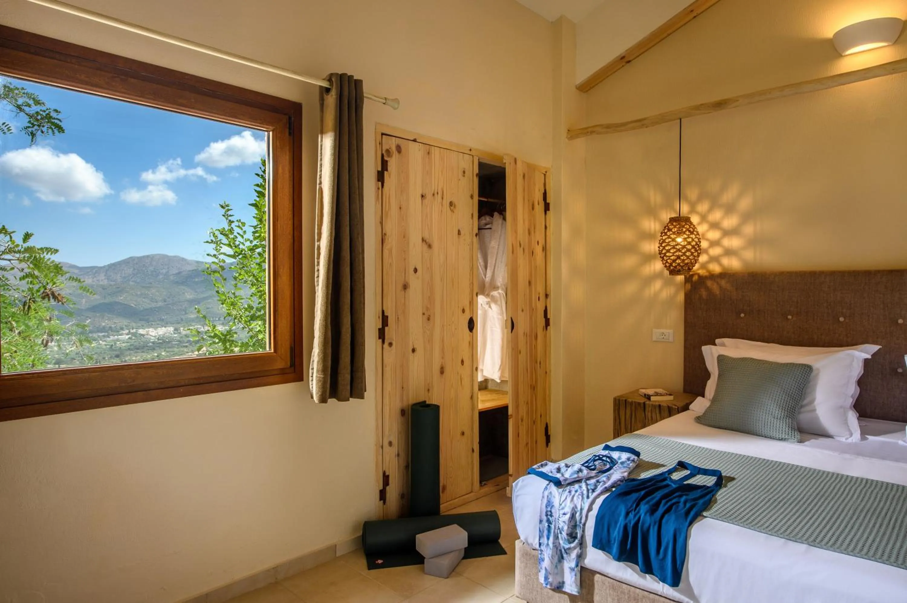 wardrobe, Bed in Country Hotel Velani