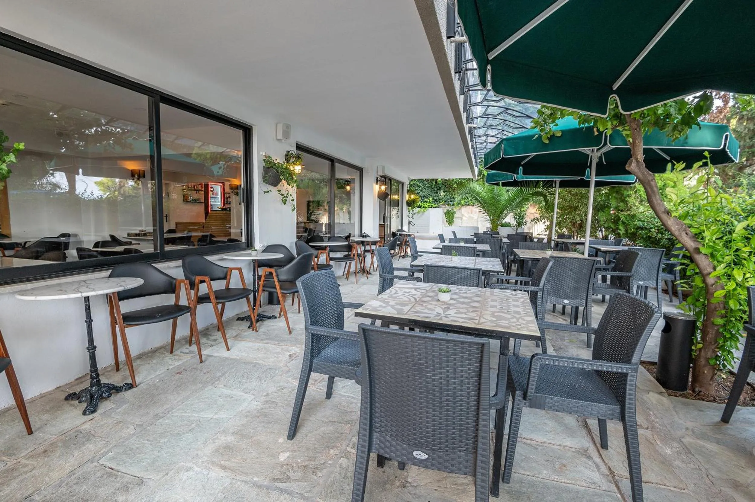 Restaurant/places to eat in Genesis Hotel