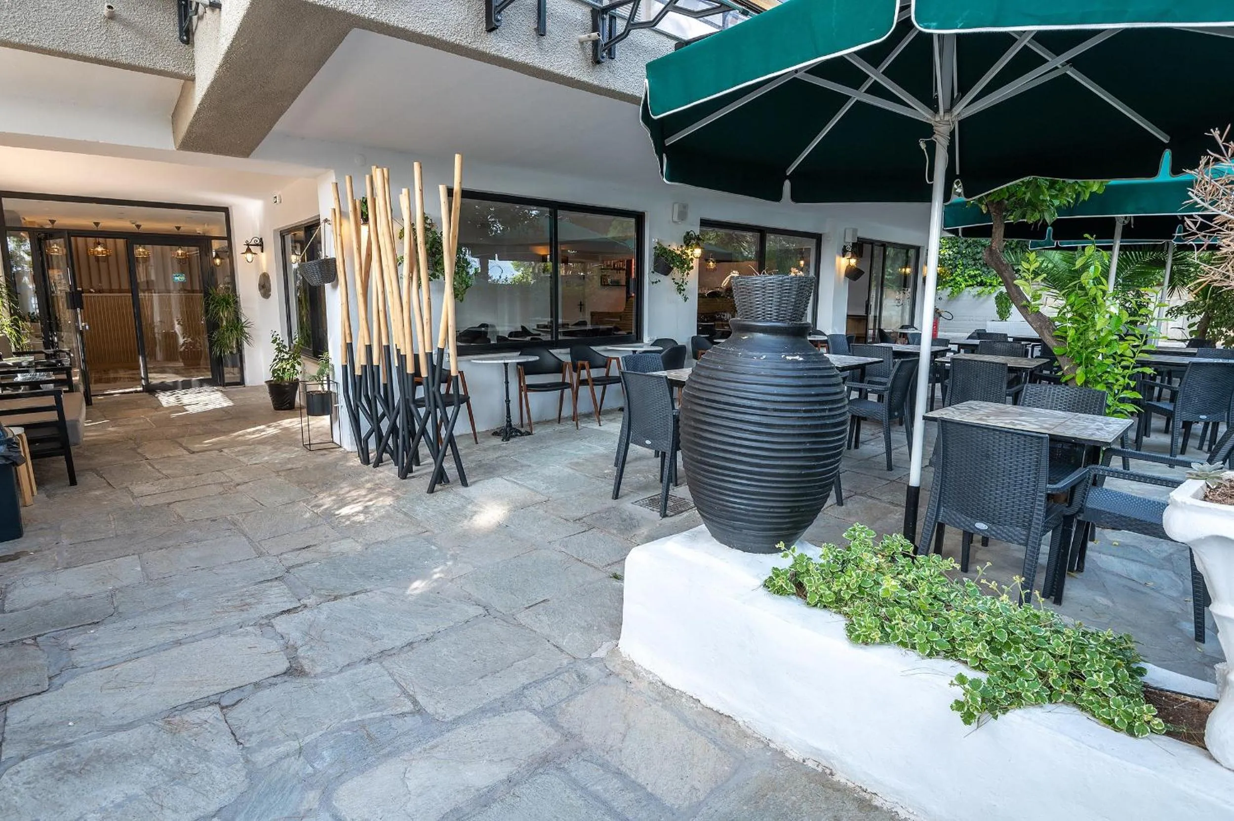 Restaurant/places to eat in Genesis Hotel