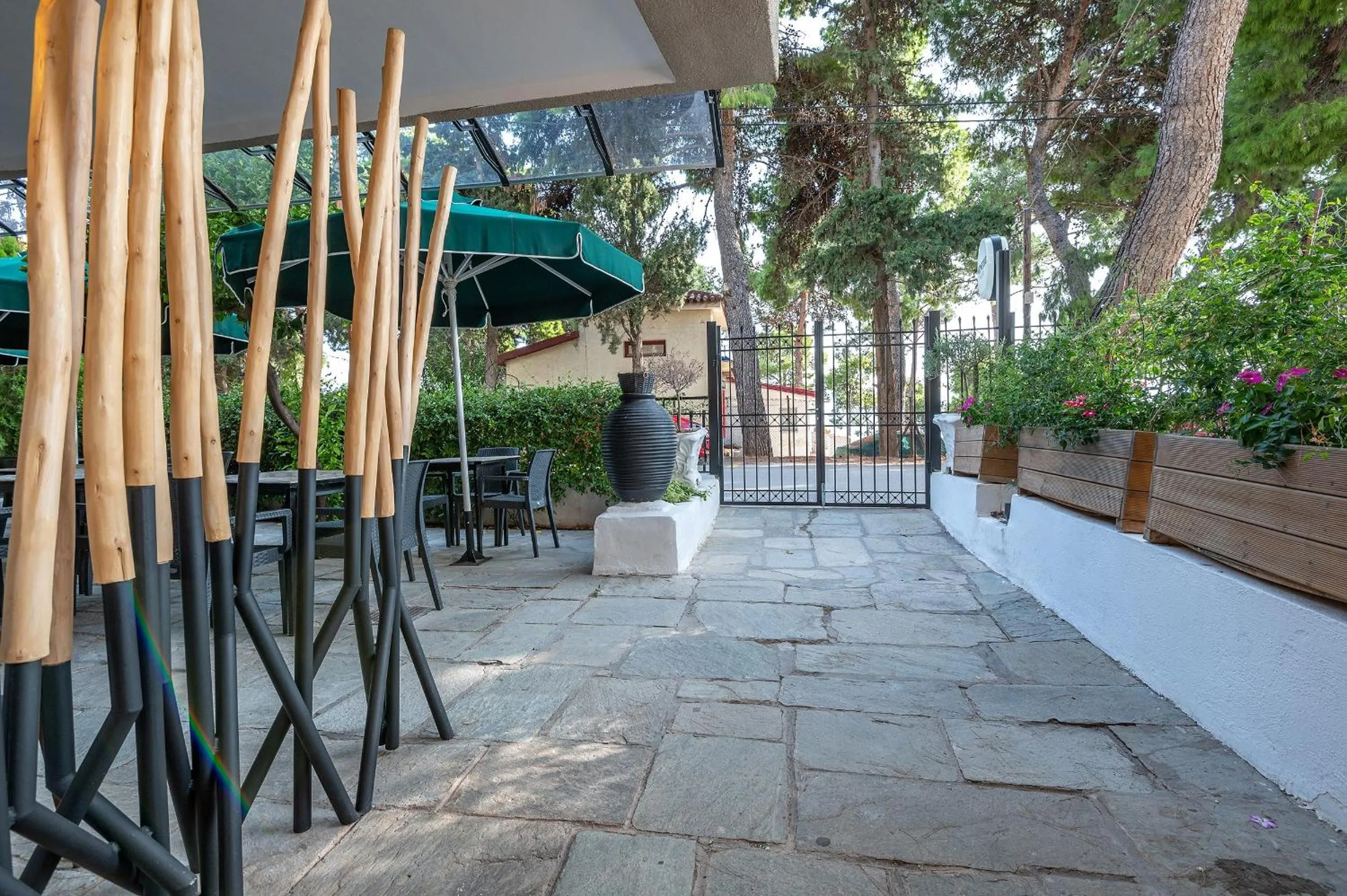 Restaurant/places to eat in Genesis Hotel