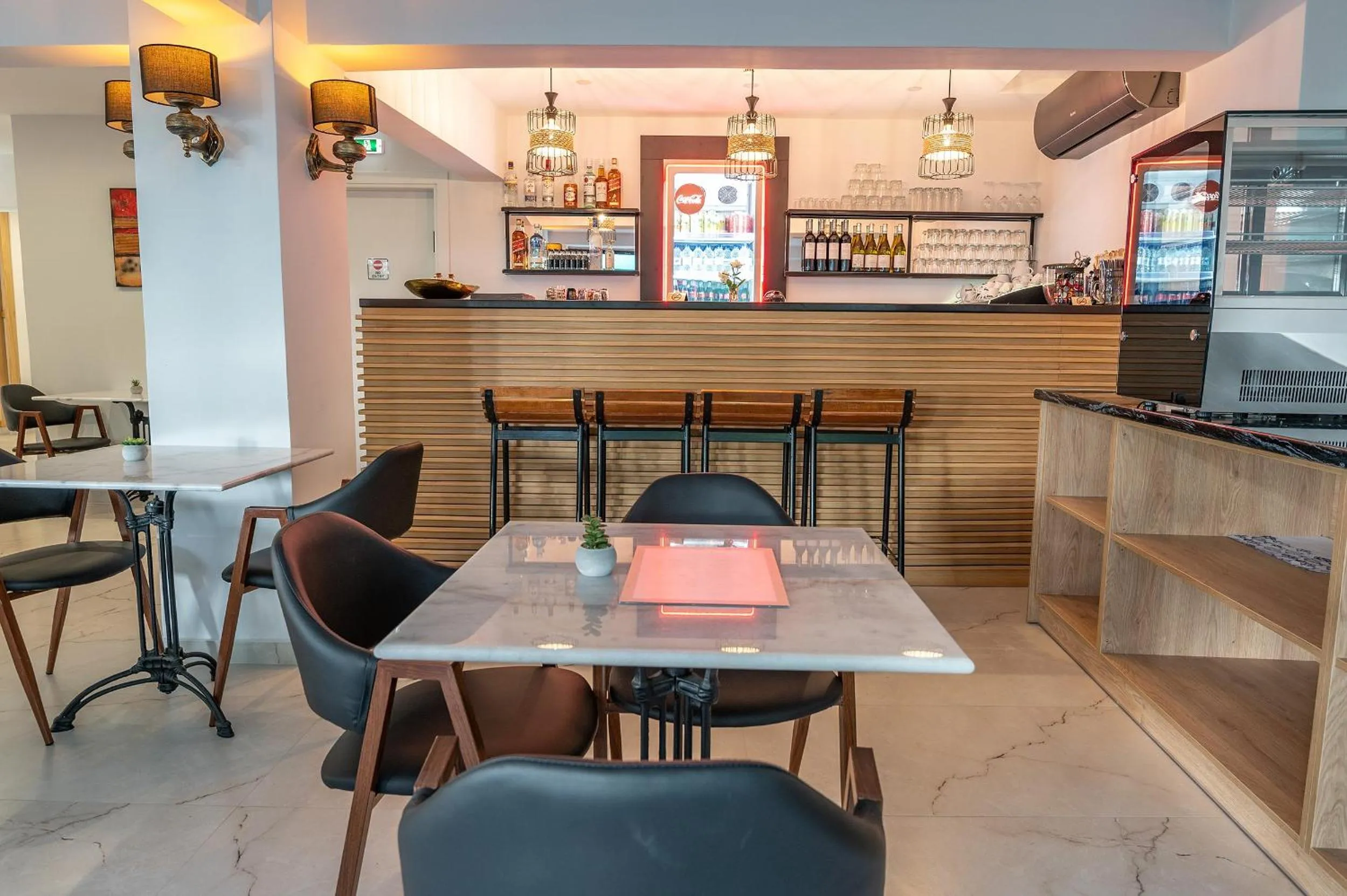 Restaurant/places to eat in Genesis Hotel