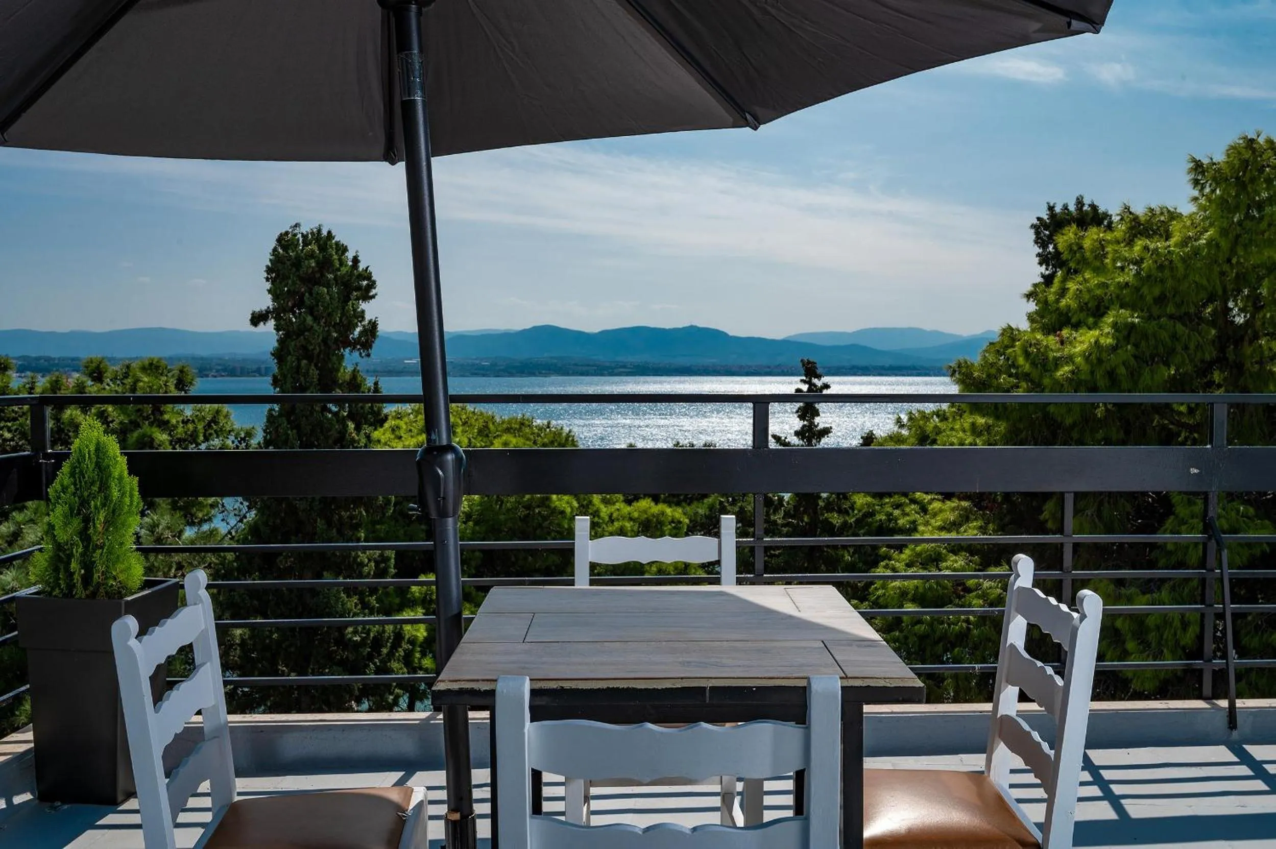 Restaurant/places to eat in Genesis Hotel