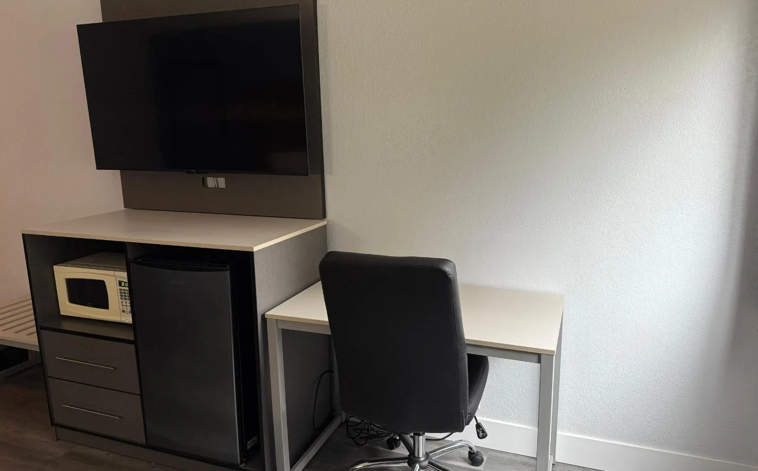 TV and multimedia in Coratel Inn and Suites By Jasper Lacrosse