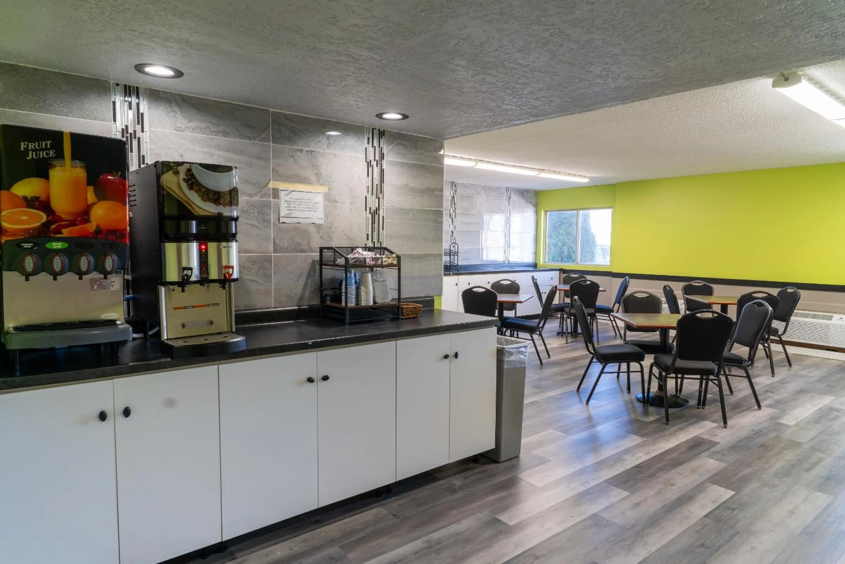 Coffee/tea facilities in Coratel Inn and Suites By Jasper Lacrosse